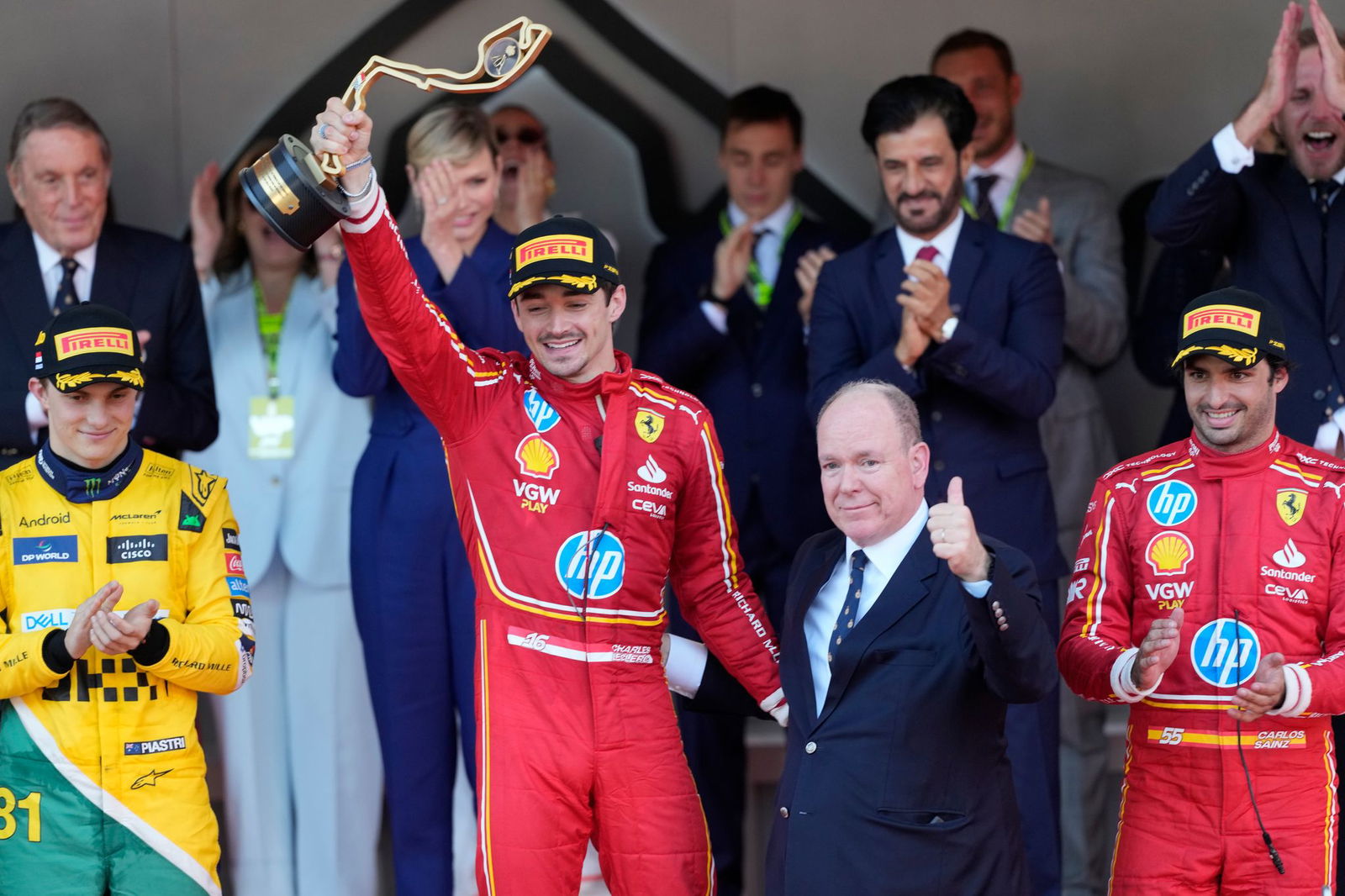 Da lief es noch: Charles Leclerc feiert seinen Heimsieg 2024 neben Fürst Albert II.