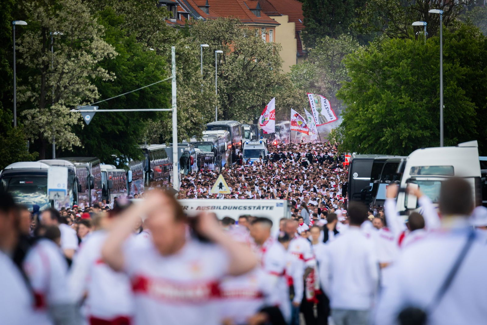 Tausende VfB-Fans zogen Richtung Stadion.