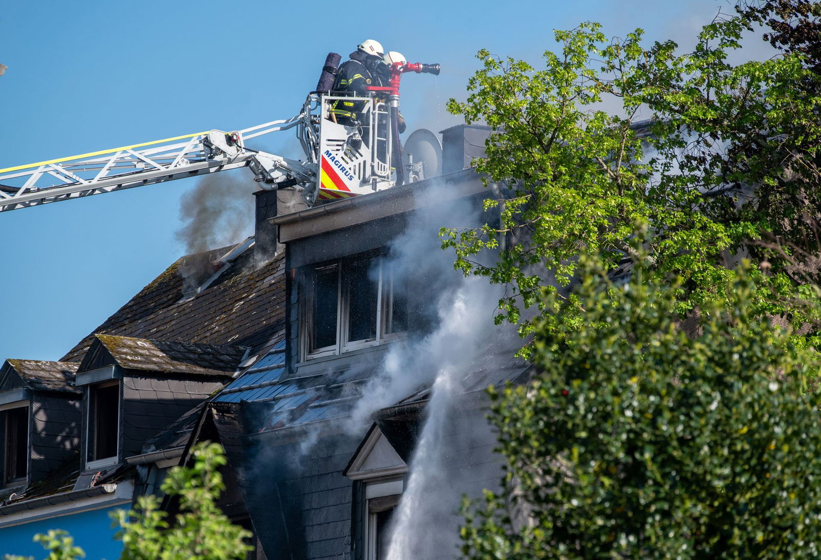 Den Bereich um den Brandort herum haben die Einsatzkräfte laut Polizei weiträumig gesperrt.