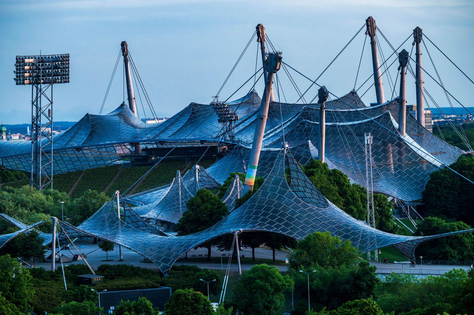Das Olympiastadion in München wird derzeit für mehrere Hundert Millionen Euro saniert.