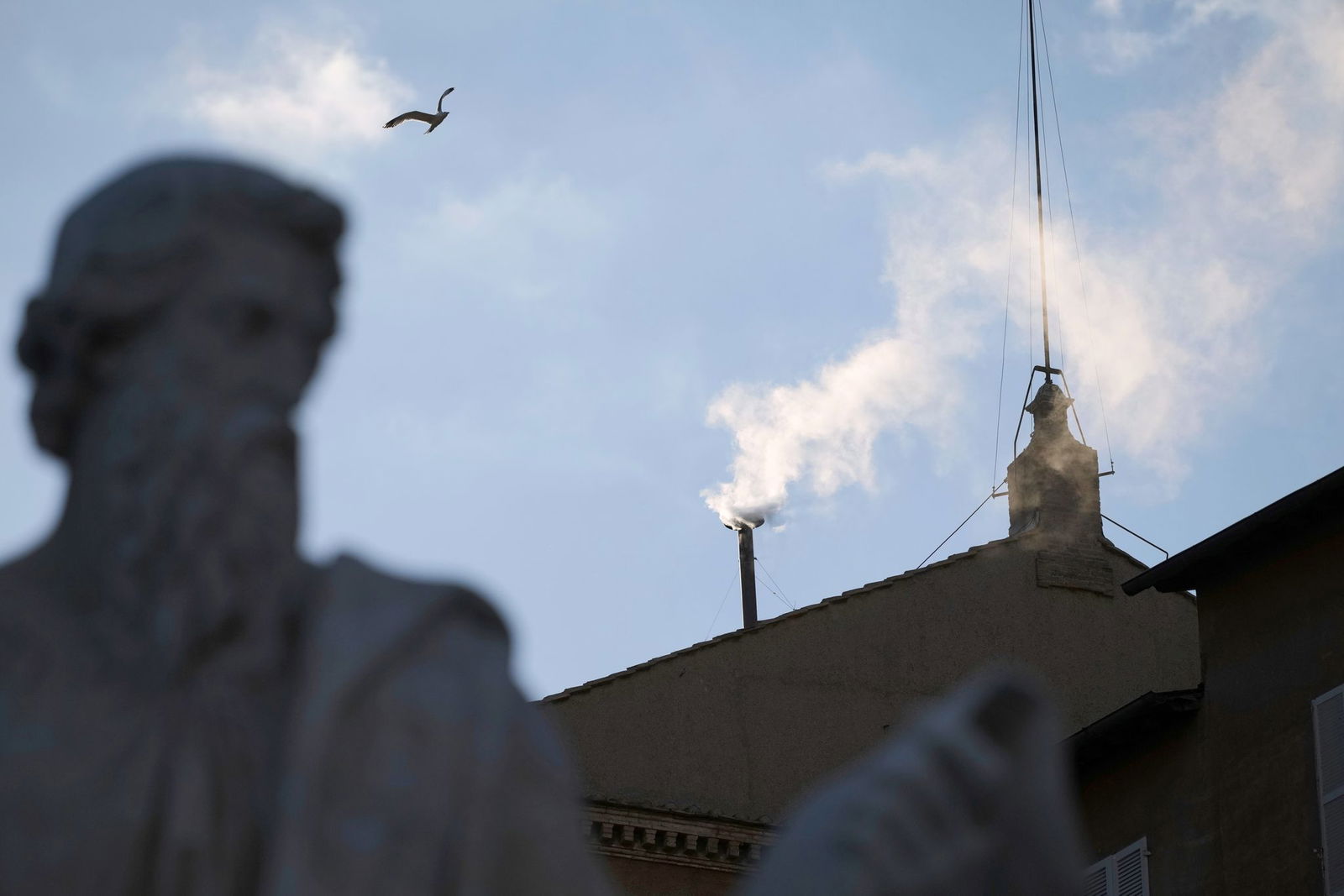 Weißer Rauch zeigt es: Es gibt einen neuen Papst.