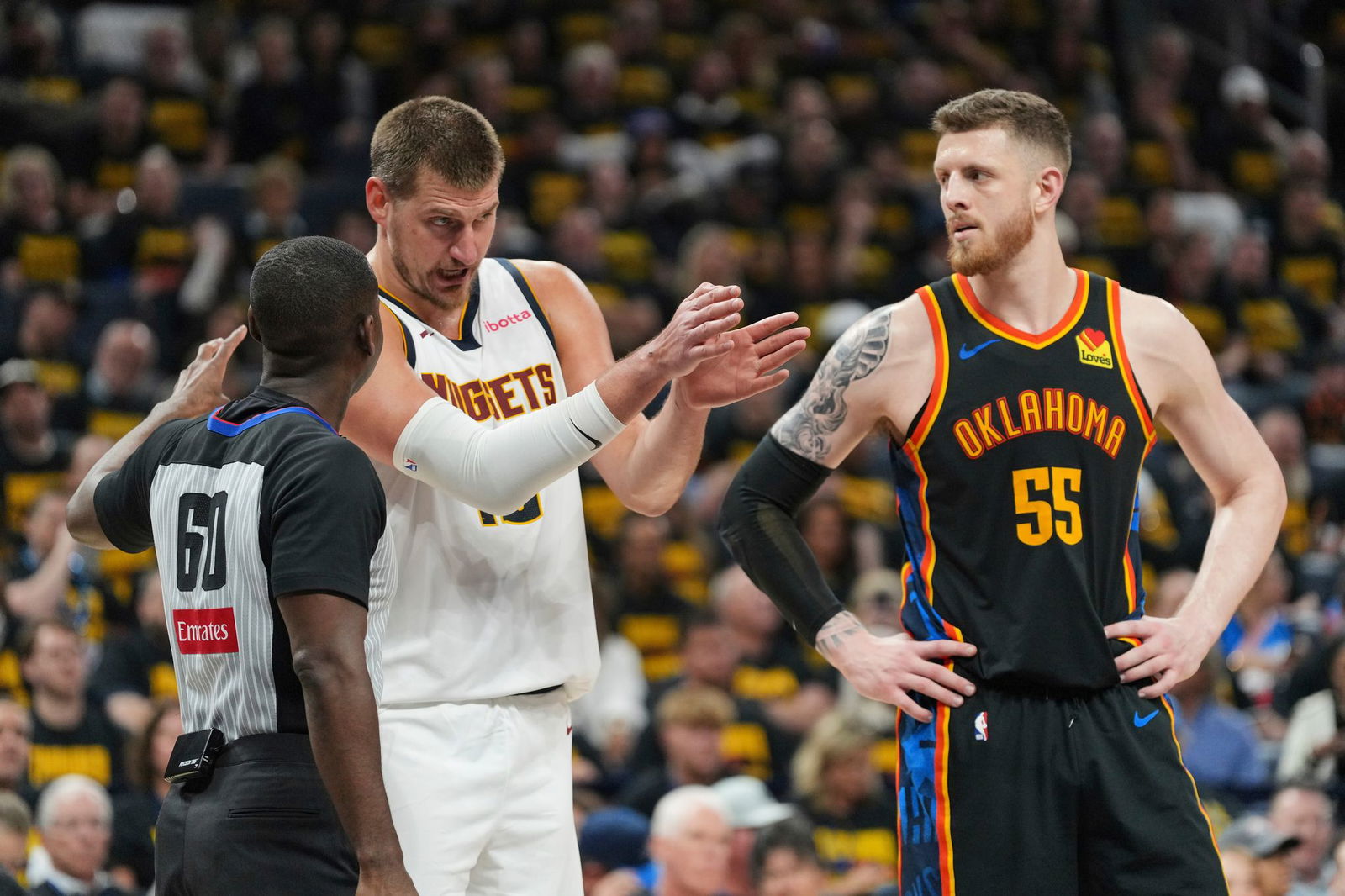 Isaiah Hartenstein (r.) verbuchte für die Oklahoma City Thunder zehn Punkte gegen die Denver Nuggets.
