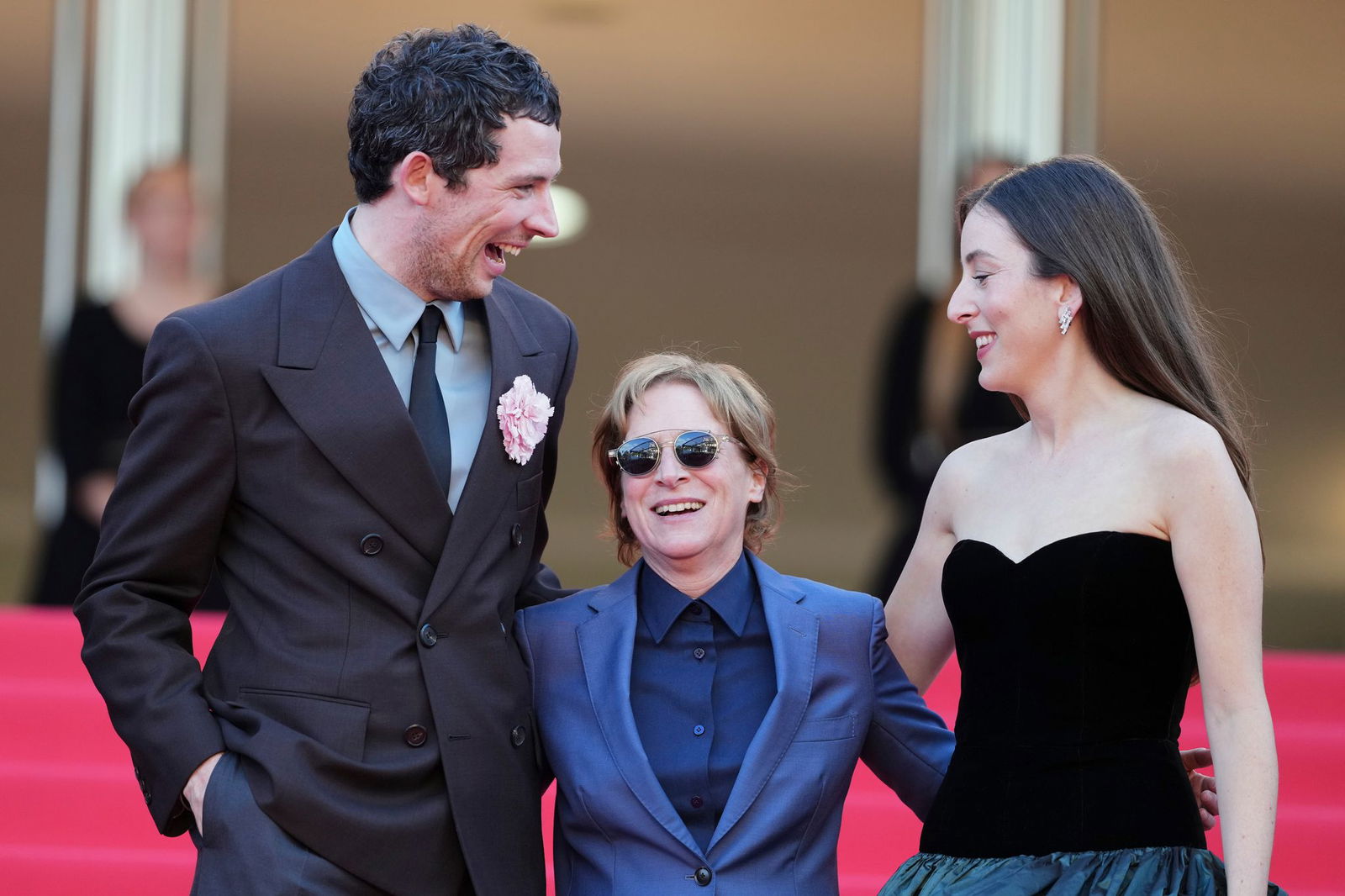 Josh O'Connor (l-r), Regisseurin Kelly Reichardt und Alana Haim vor der Premiere von «The Mastermind».
