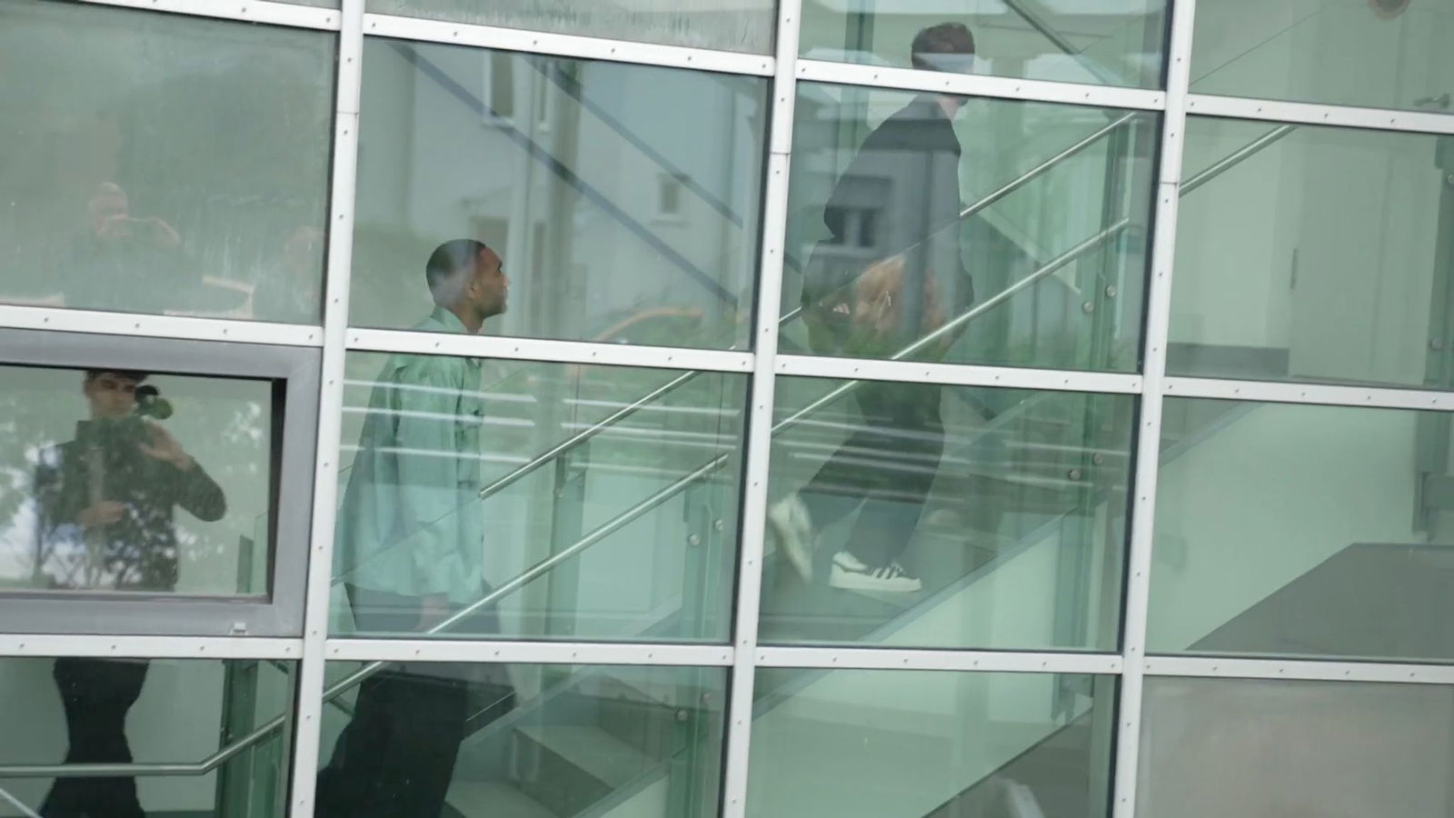 Jonathan Tah kommt zum Medizincheck.