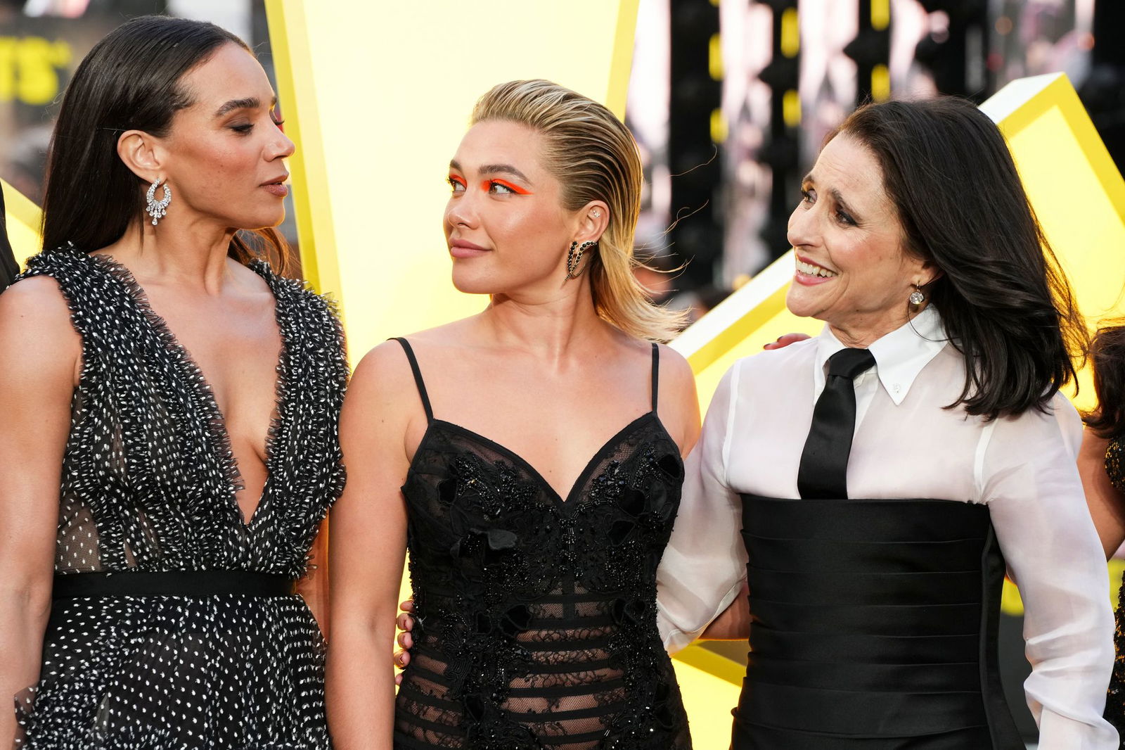 Die Schauspielerinnen Hannah John-Kamen (l-r), Florence Pugh und Julia Louis-Dreyfus kommen zu einer Vorführung des Films «Thunderbolts» in London zusammen. (Archivfoto)