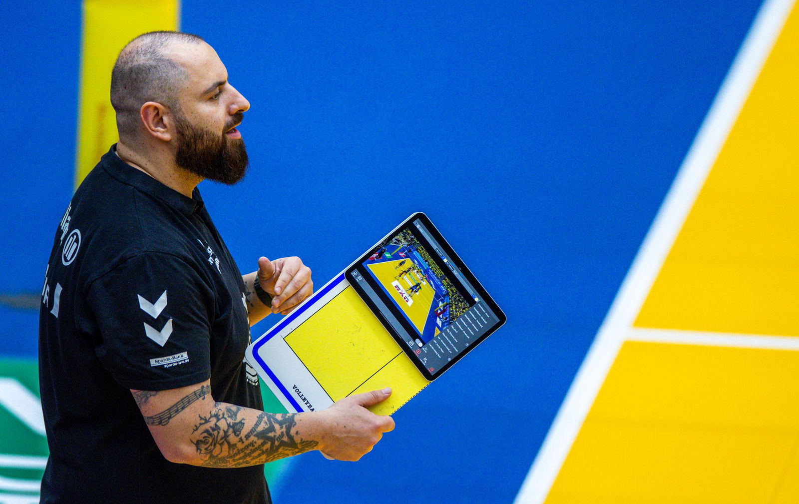 Stuttgarts Trainer Konstantin Bitter freut sich auf die neue Mittelblockerin Jasmine Gross.