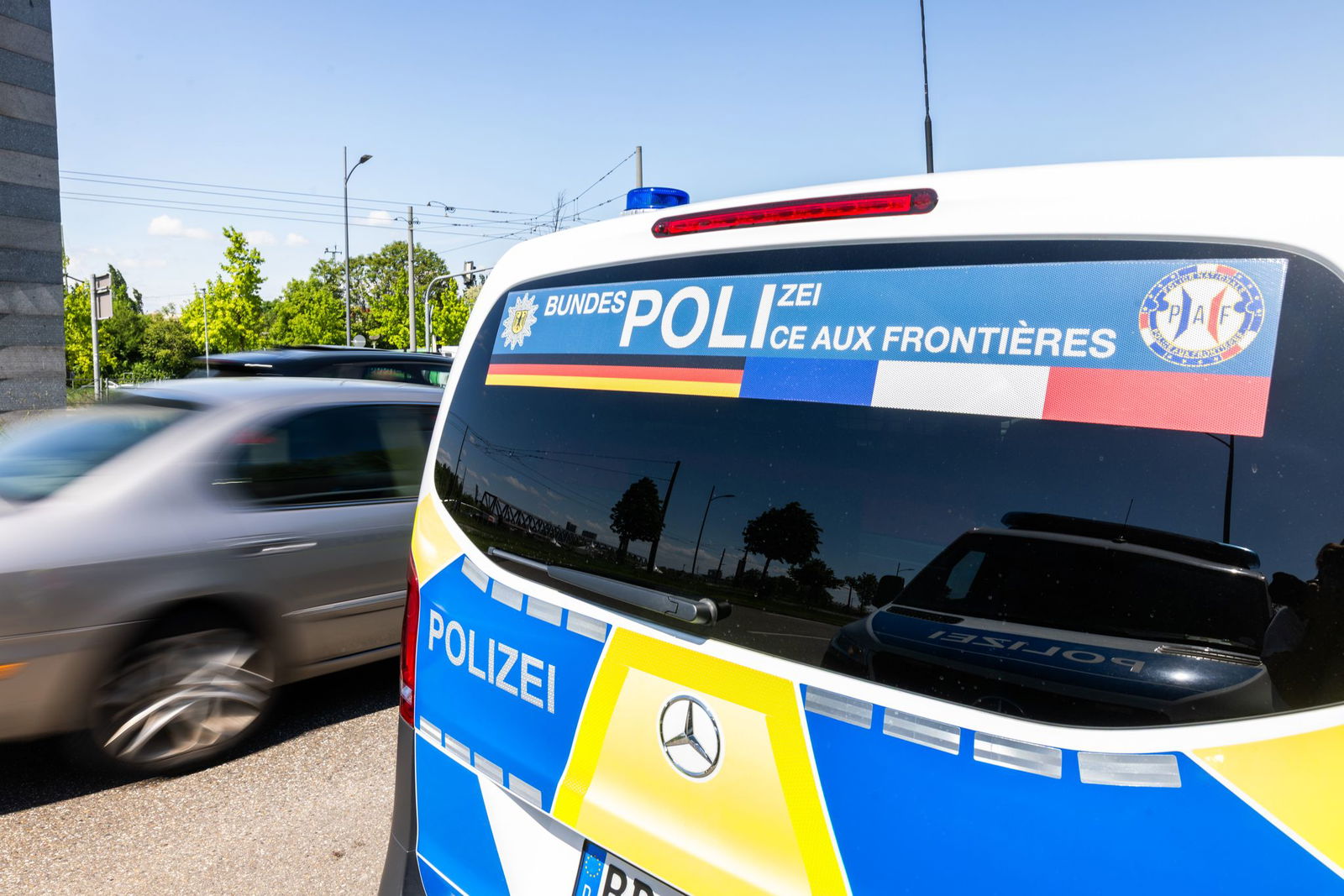 An der Europabrücke in Kehl patrouilliert die Polizei. (Archivbild)