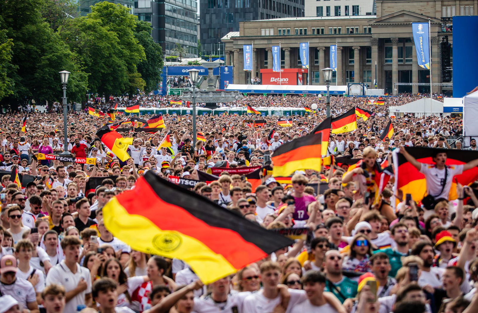 Statt Deutschland-Fahnen wie bei EM 2024 werden beim DFB-Pokalfinale vor allem die VfB-Farben rot und weiß auf dem Schlossplatz zu sehen sein.