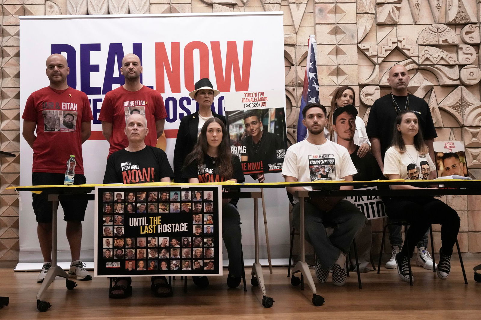 Befreite israelische Geiseln und Angehörige. 