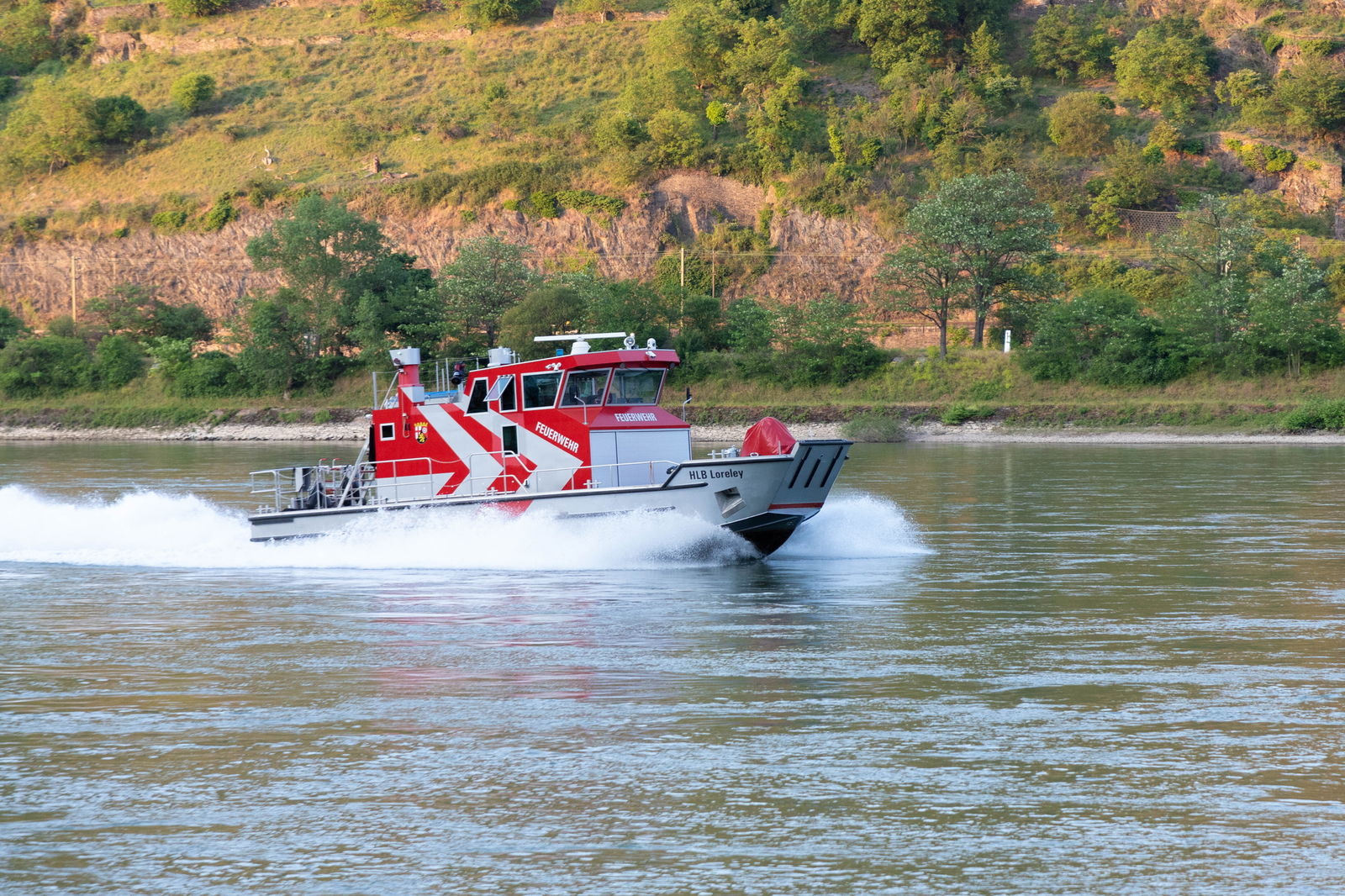 Ein Einsatzboot der Feuerwehr, FW, auf dem Rhein bei Sankt Goar