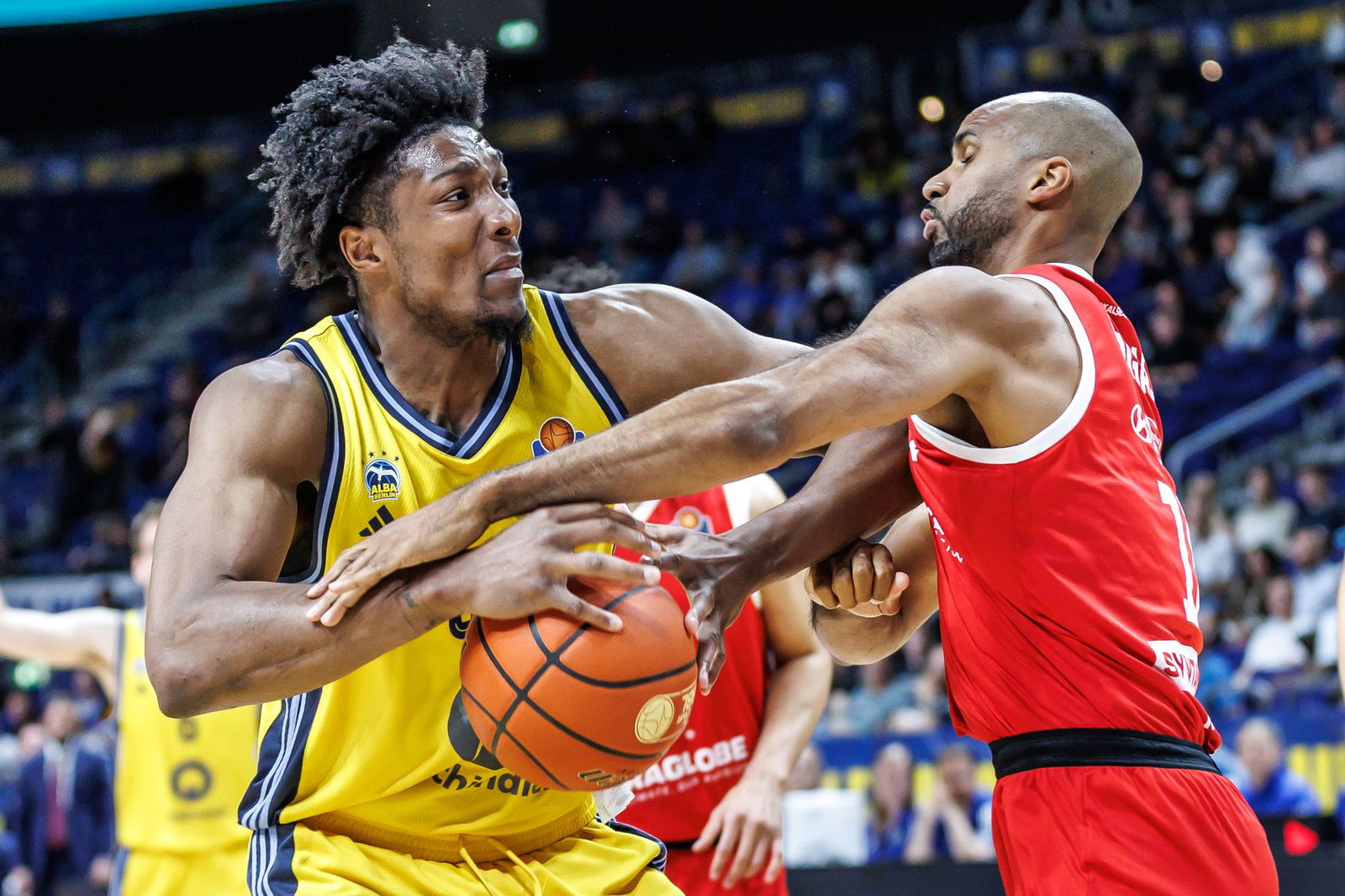 Alba-Center David McCormack wird vom MBC-Akteur Akeem Vargas attackiert.