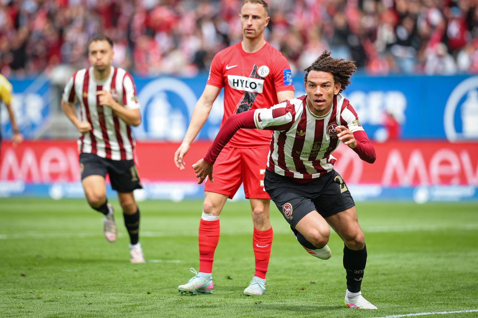 Nach dem Tor von Janis Antiste (r) waren die «Club»-Anhänger noch zuversichtlich.