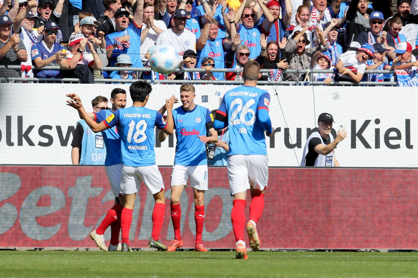 Kiels Spieler feiern den Führungstreffer.