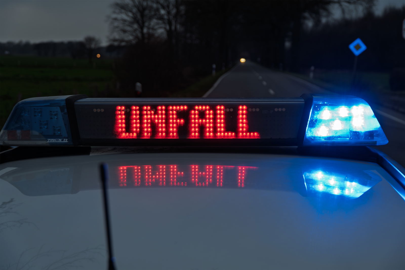 Polizeiauto mit Unfall Blaulicht