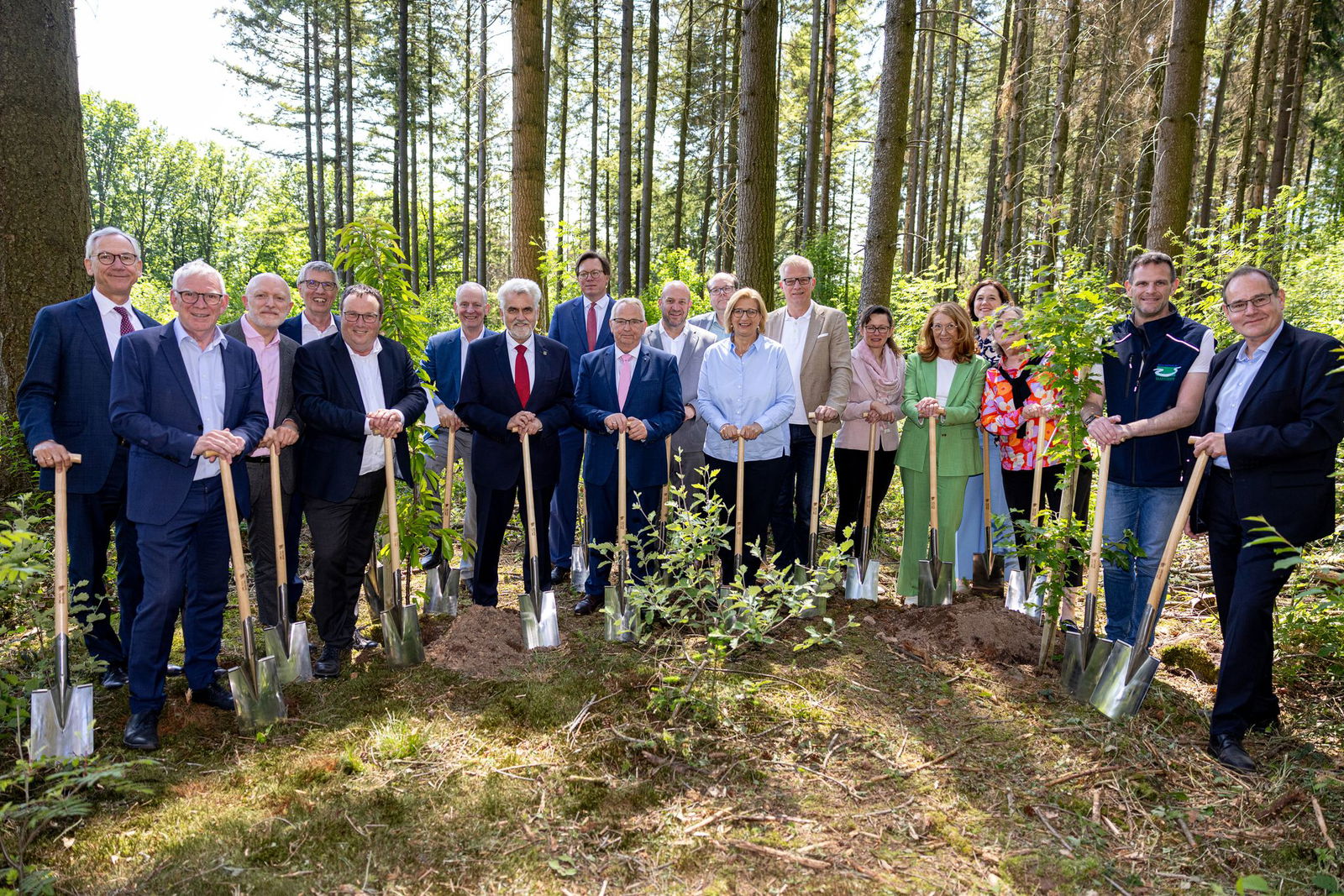 Die Umweltministerkonferenz rückte zum Baumpflanzen aus.