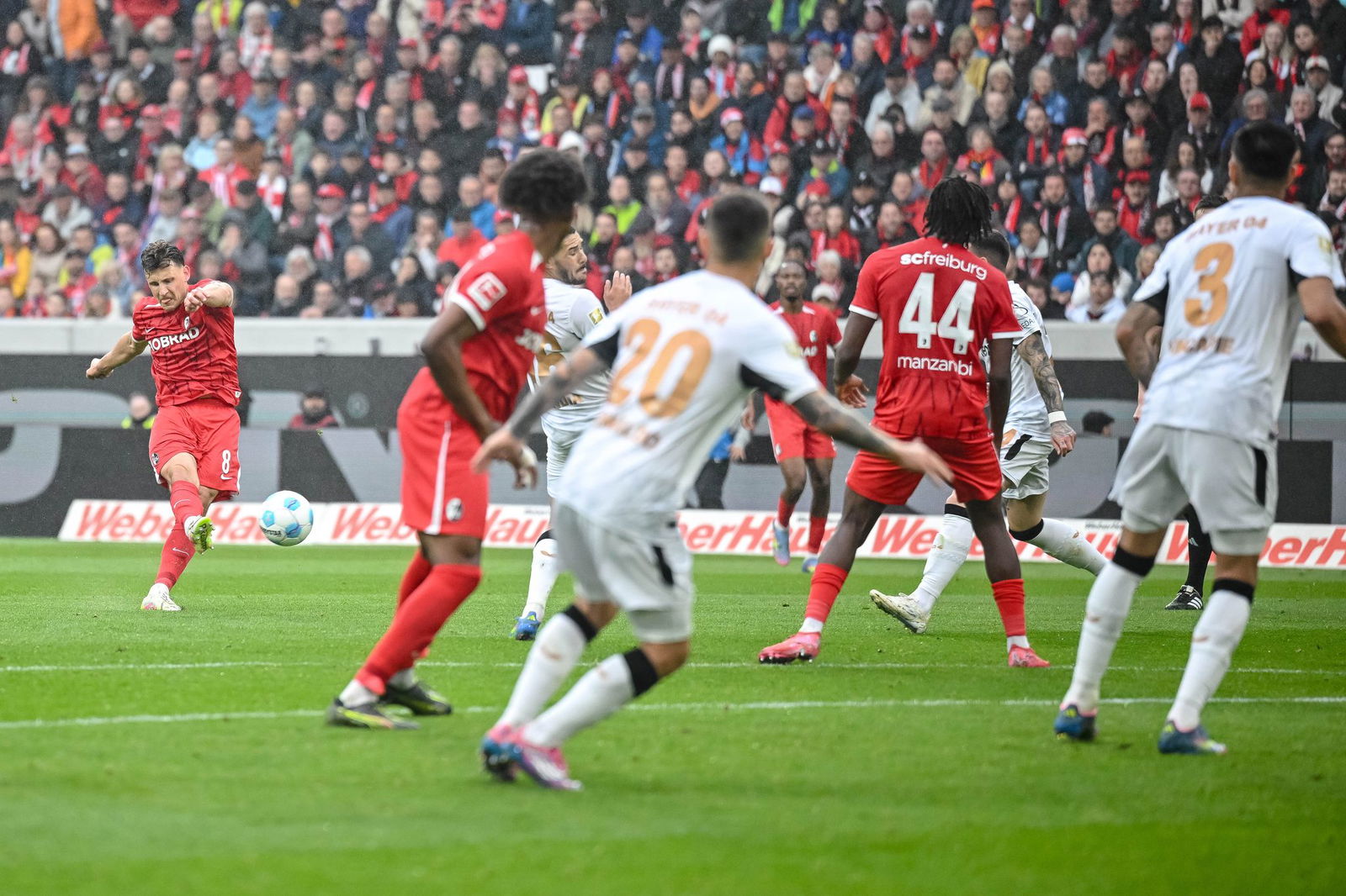 Die Freiburger Führung: Maximilian Eggestein (l.) trifft aus der Distanz.