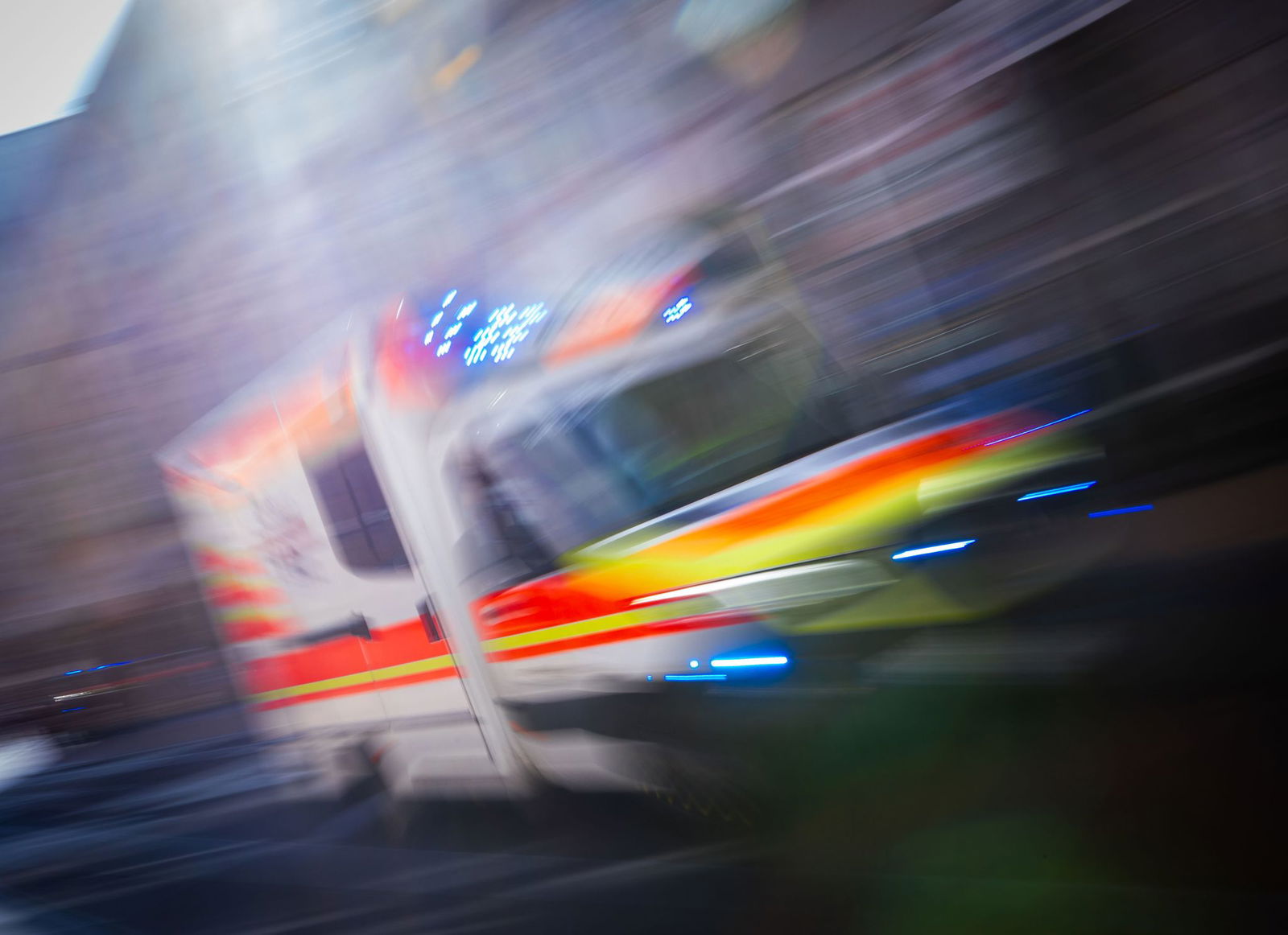 Das Mädchen wird mit schwersten Verletzungen in ein Krankenhaus gebracht. (Symbolbild)