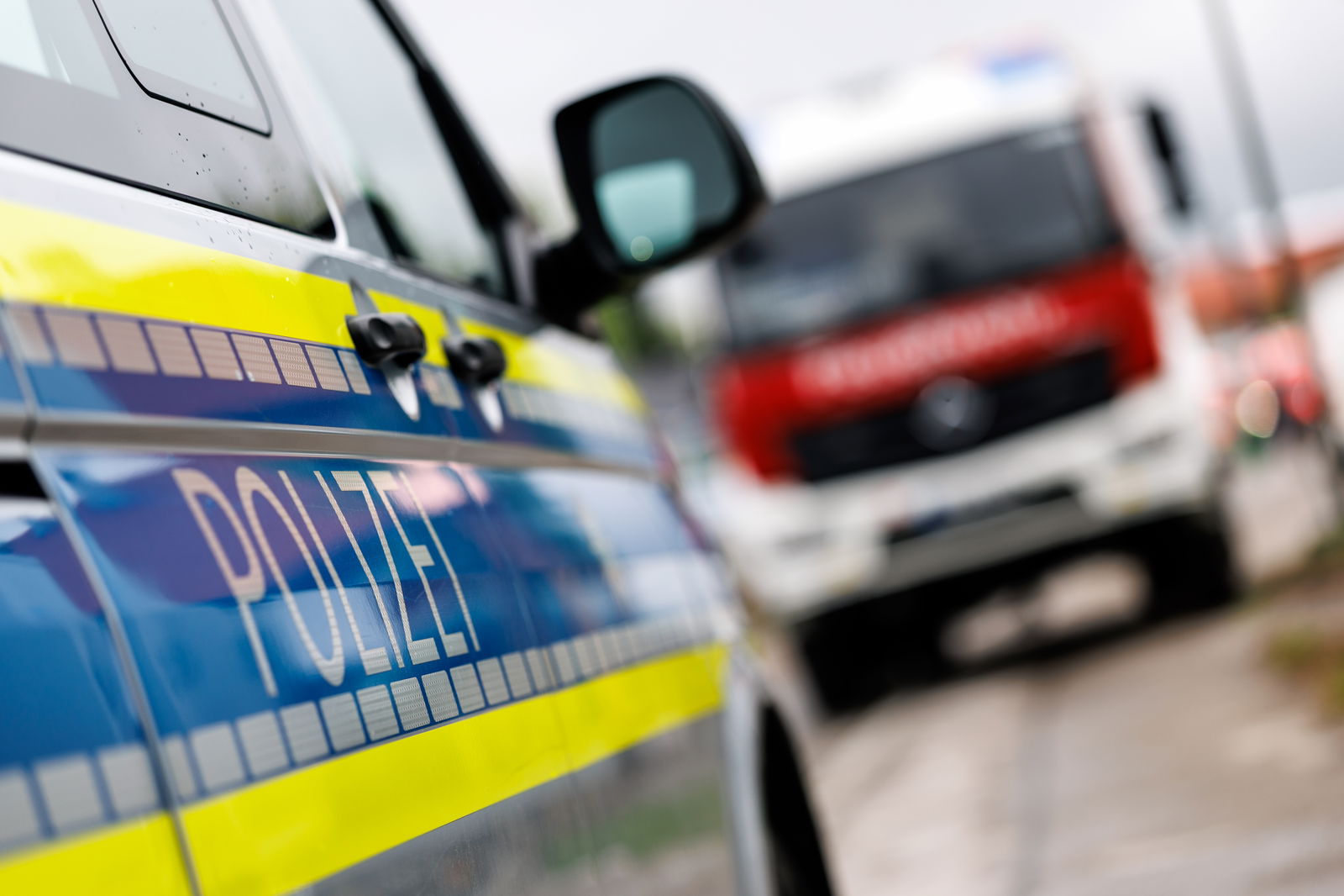 Polizei und Feuerwehr im Hintergrund