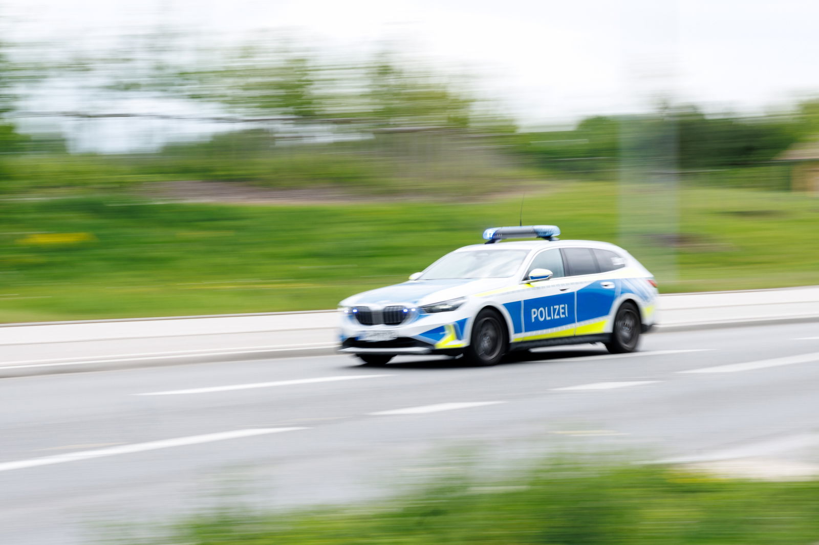 Einsatzfahrzeug der Polizei im Einsatz