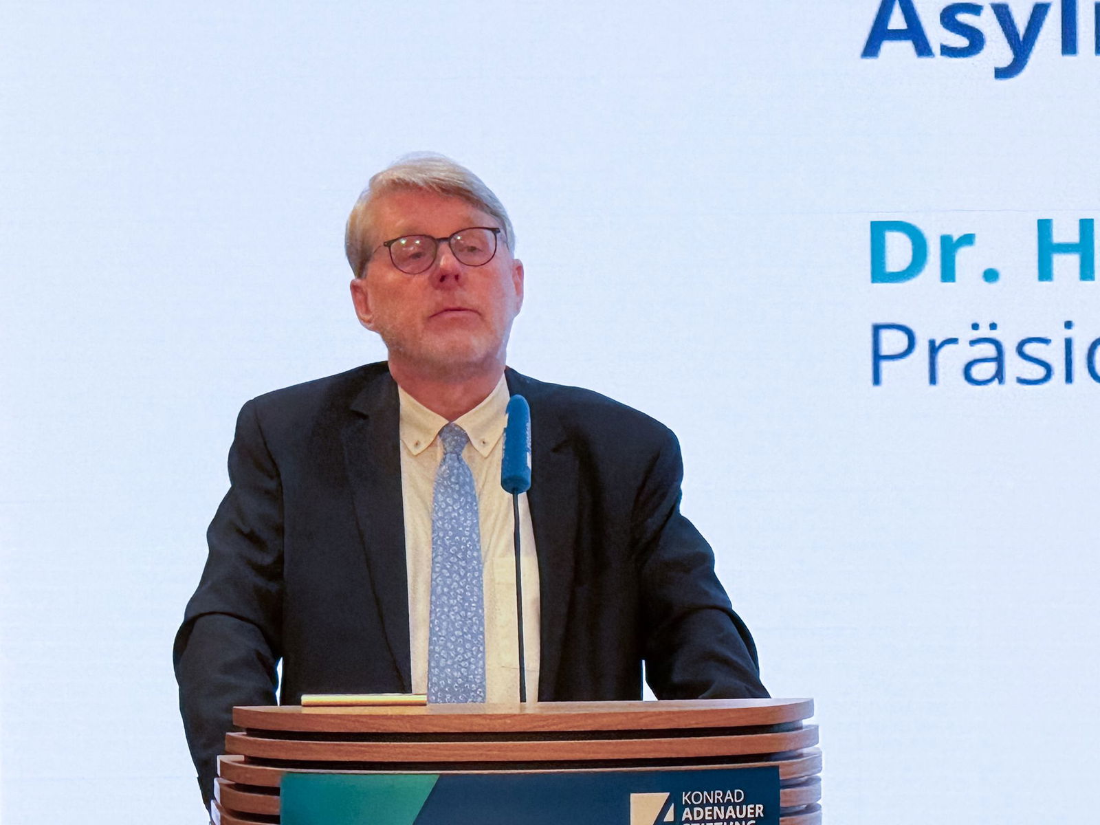 Mit seinem Vortrag bei der Konrad-Adenauer-Stiftung hatte der Präsident des Bundesamts für Migration und Flüchtlinge (Bamf), Hans-Eckhard Sommer, für Schlagzeilen gesorgt. (Archivfoto)
