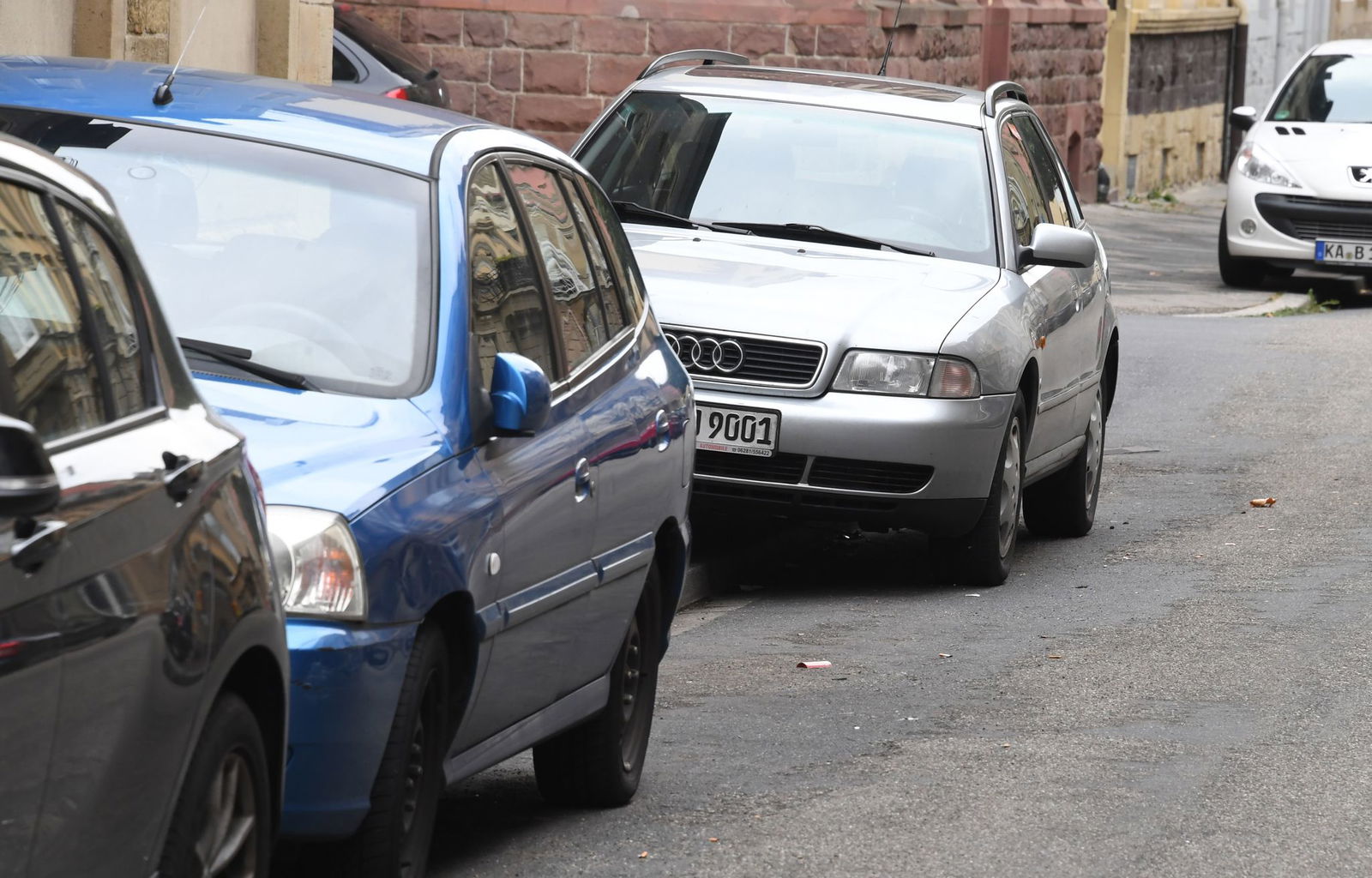 Gehwegparker behindern Fußgänger und blockieren auch Rettungswege. (Archivbild)