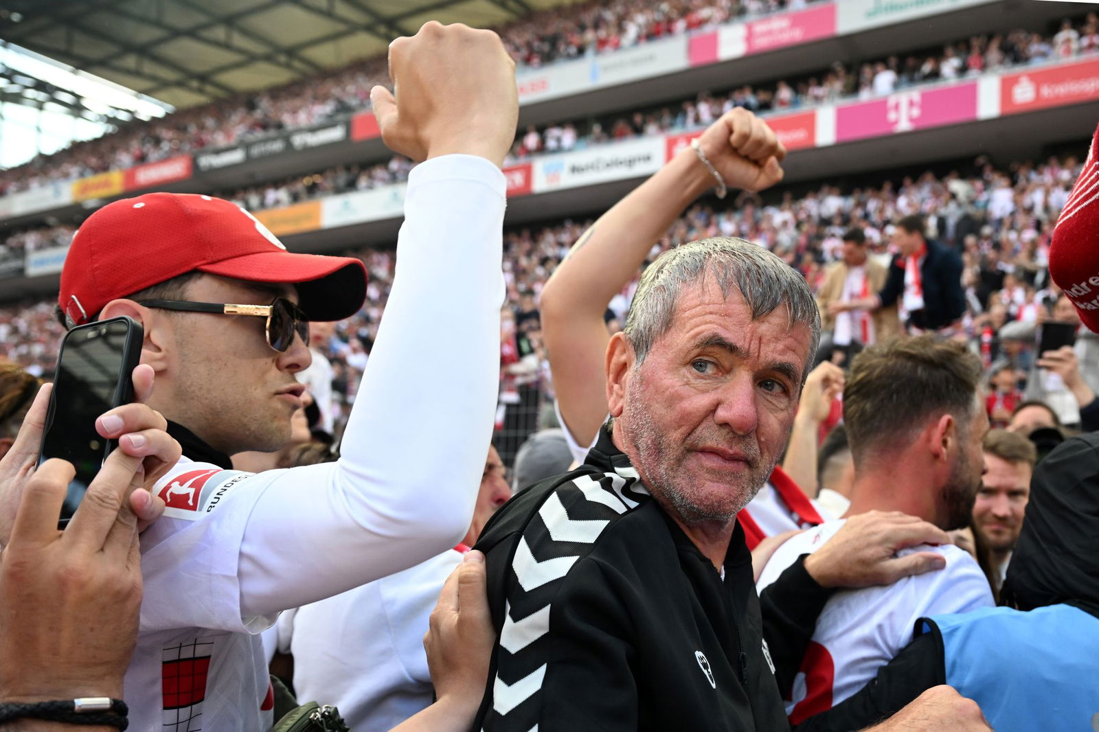 Funkel feiert Aufstieg.