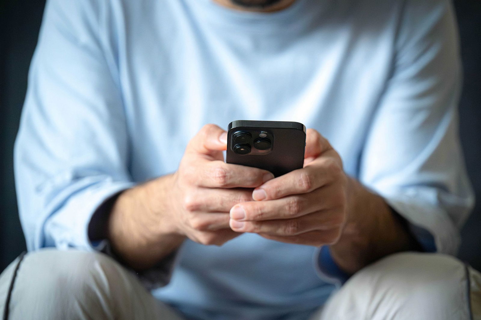 Ein Schockanruf wirkt für eine Seniorin so überzeugend, dass sie Wertsachen an eine Fremde übergibt. (Symbolbild)