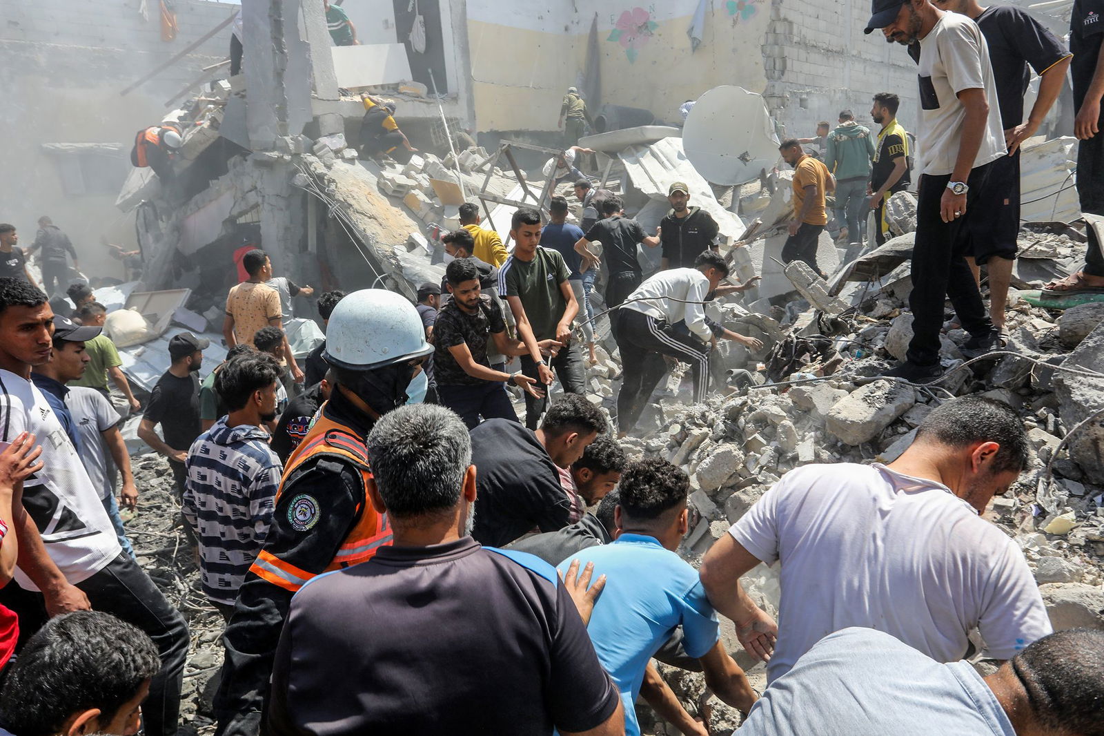 Palästinenser inspizieren Schäden eines israelischen Luftangriffs. 