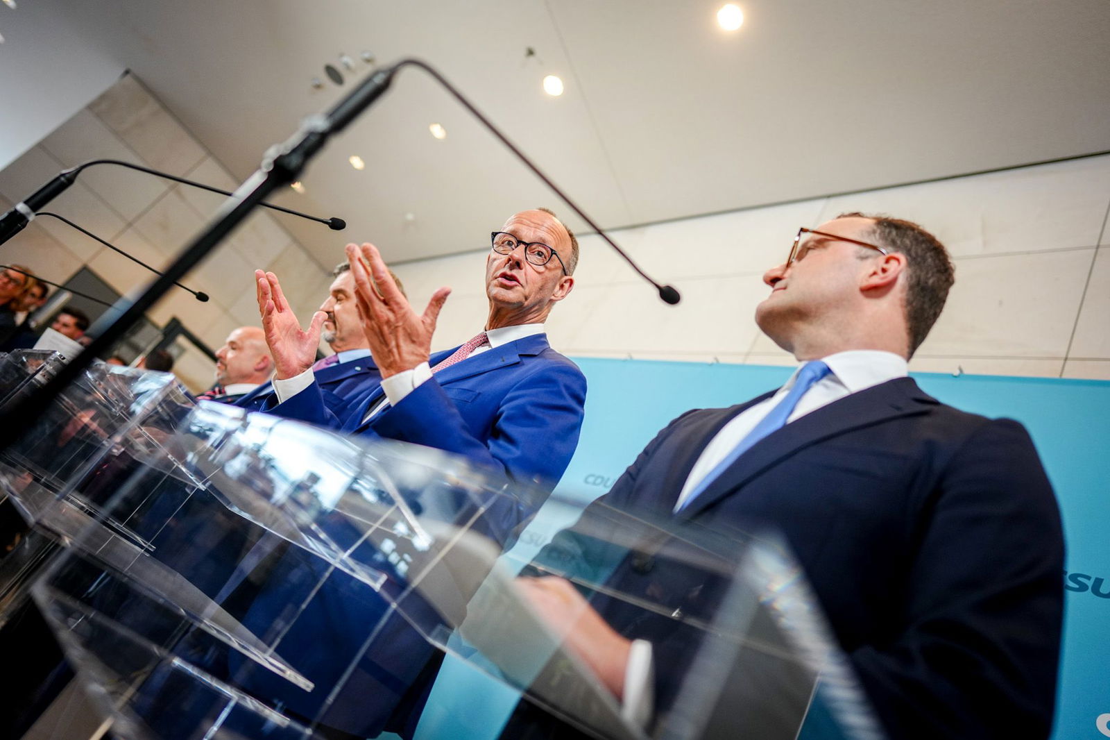 Wie umgehen mit der AfD? In einem Punkt gibt Friedrich Merz schon eine klare Antwort - zu einem möglichen Verbotsverfahren hält er sich noch zurück.