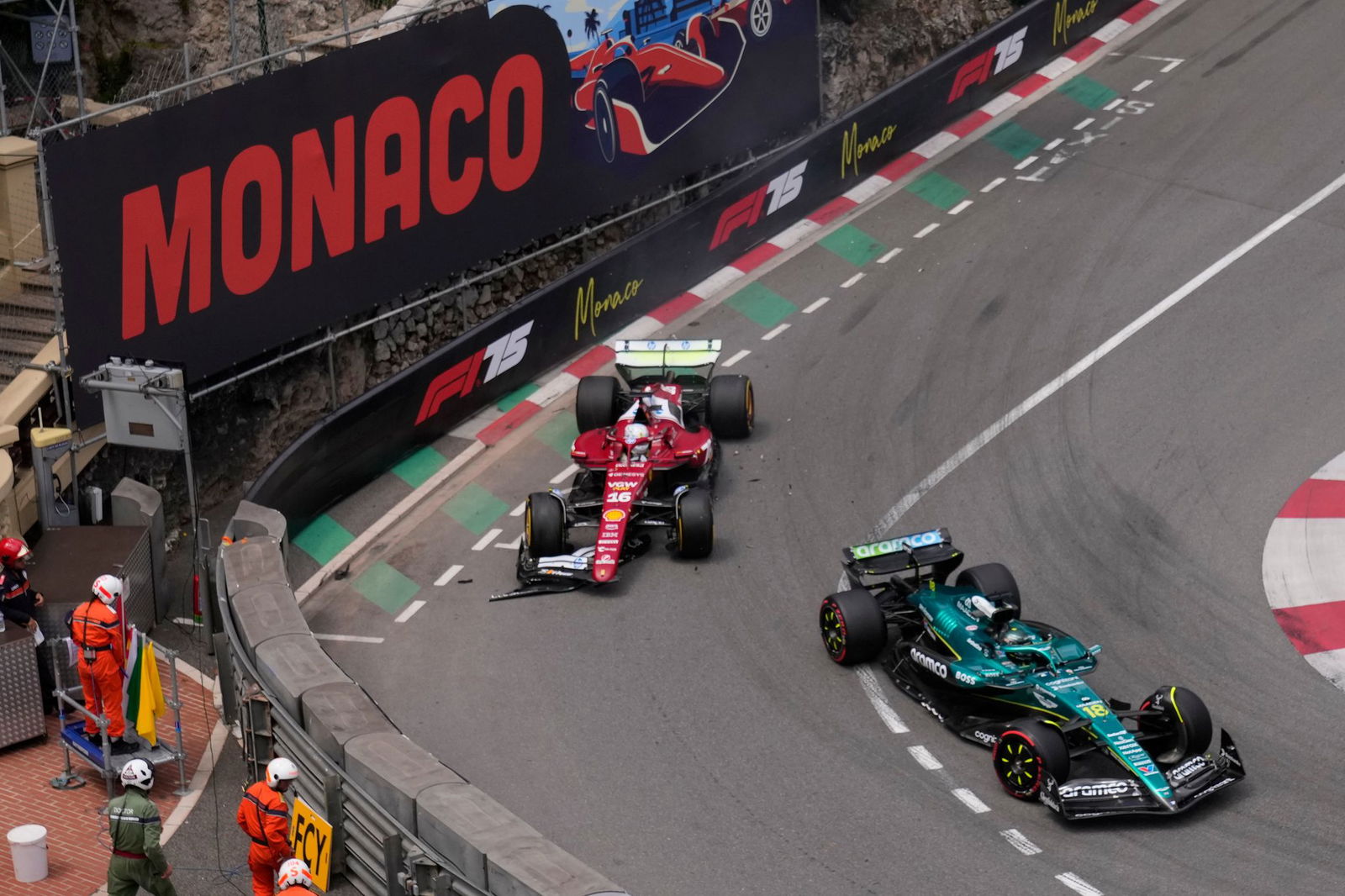 Nach diesem Unfall mit Leclerc (l) und Stroll kommt es zur Unterbrechung.