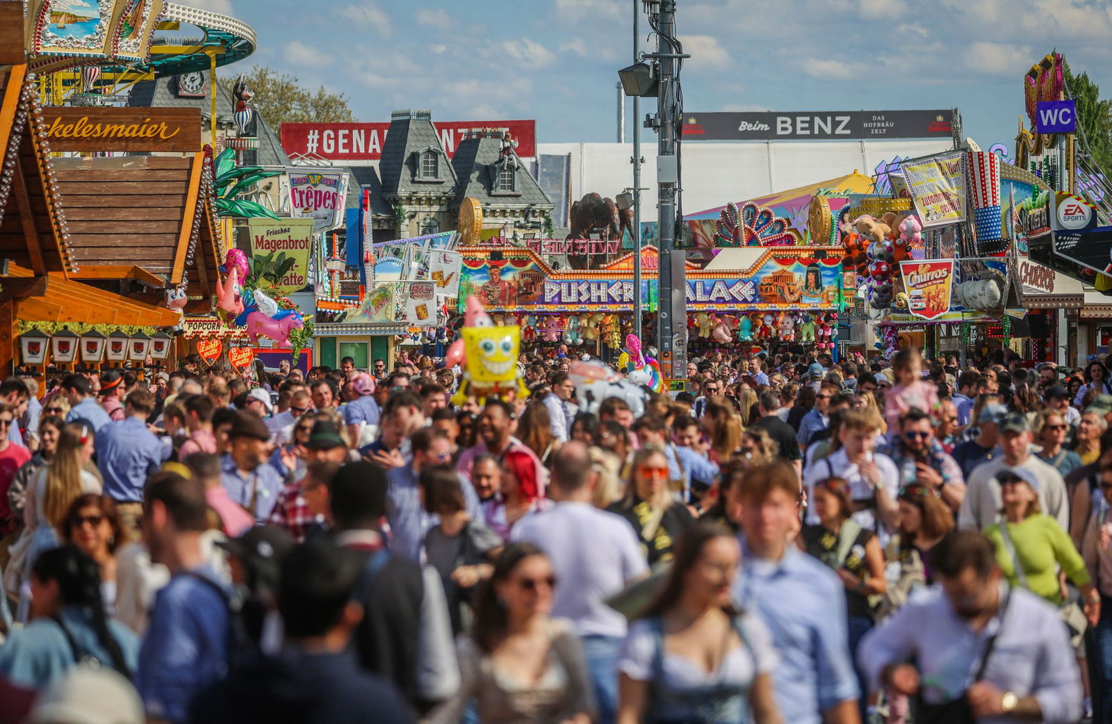 Rund 2,2 Millionen Besucherinnen und Besucher strömten nach Angaben der Veranstalter zum Stuttgarter Frühlingsfest. (Archivbild)