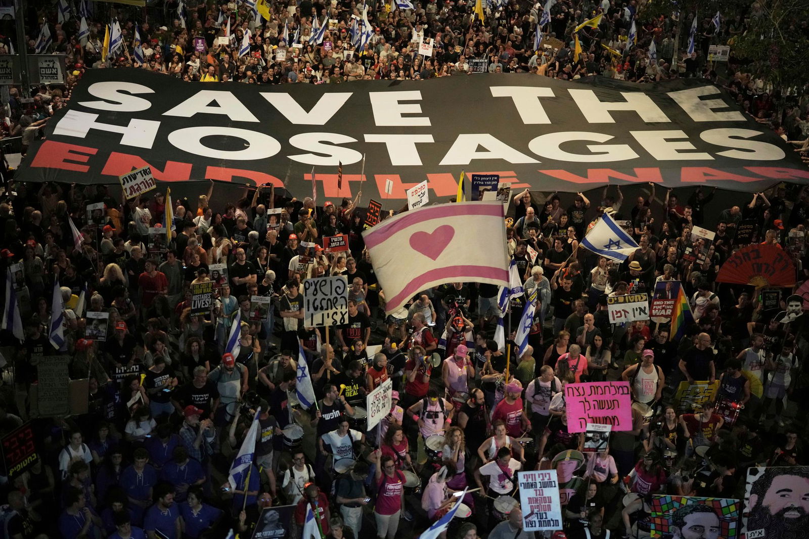 Angehörige der Geiseln fordern ihre Freilassung.  