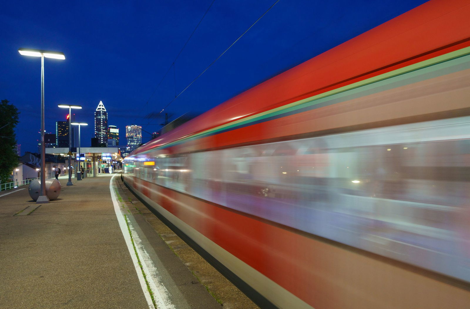 Nach Ausfällen wegen Bauarbeiten rund um Mainz sollen die Bahnen ab diesem Freitag wieder nach Fahrplan rollen. (Symbolbild)