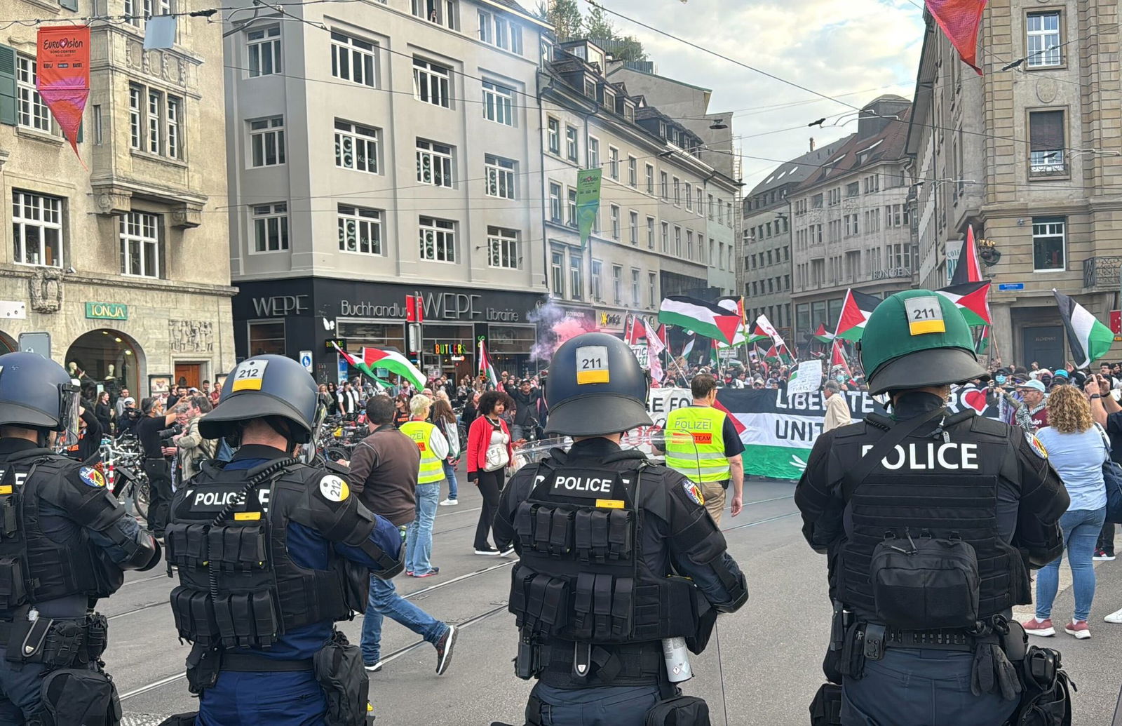Die Polizei ging zunächst von 300 Teilnehmenden aus.