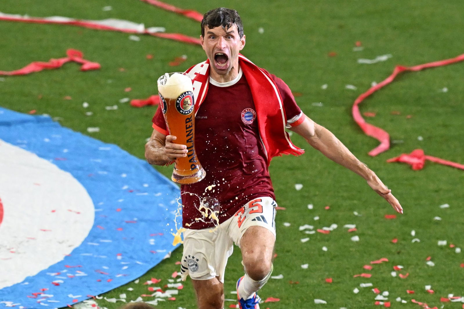 Auch Thomas Müller verabschiedet sich mit Bierduschen.