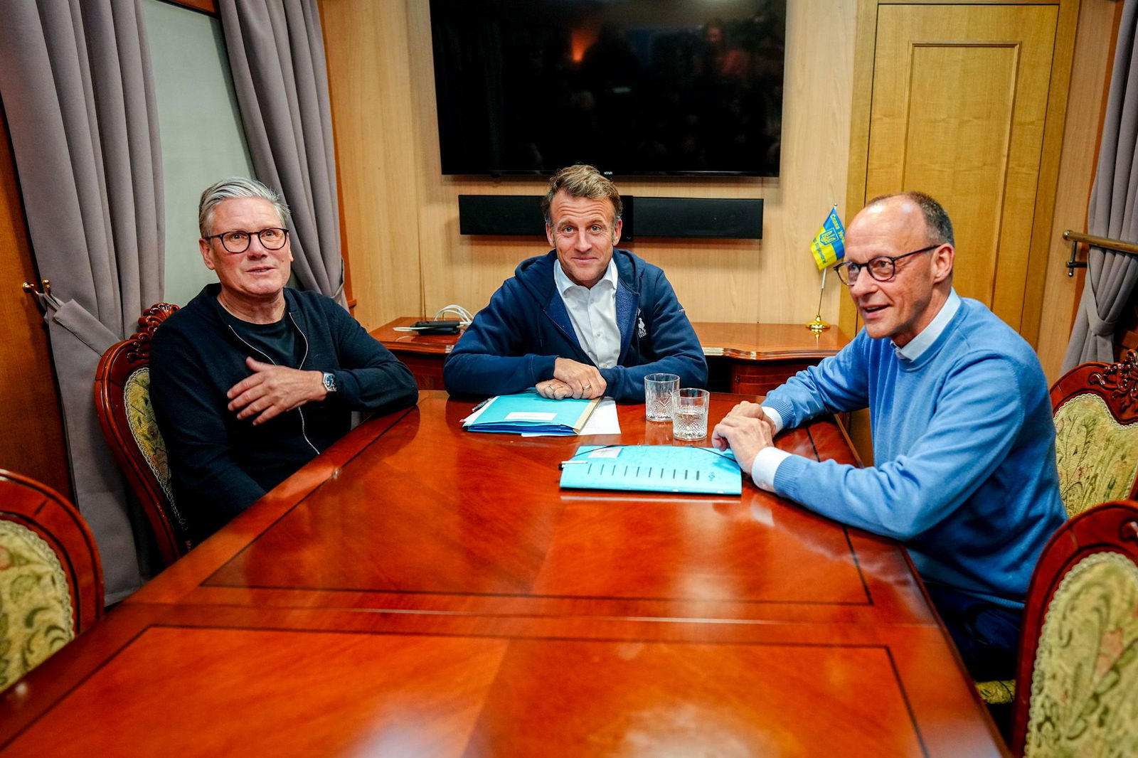 Bundeskanzler Friedrich Merz (v.r.) ist zusammen mit dem französischen Präsidenten Emmanuel Macron und dem britischen Premierminister Keir Starmer auf dem Weg nach Kiew.