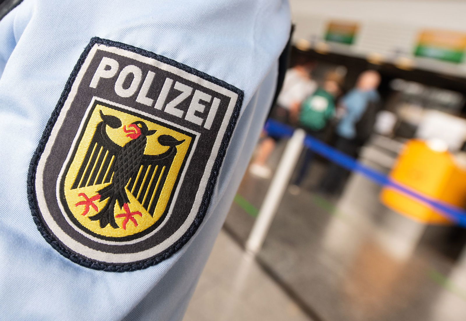 Zwei Haftbefehle haben Bundespolizisten am Dienstag am Stuttgarter Flughafen vollstreckt. (Symbolbild)