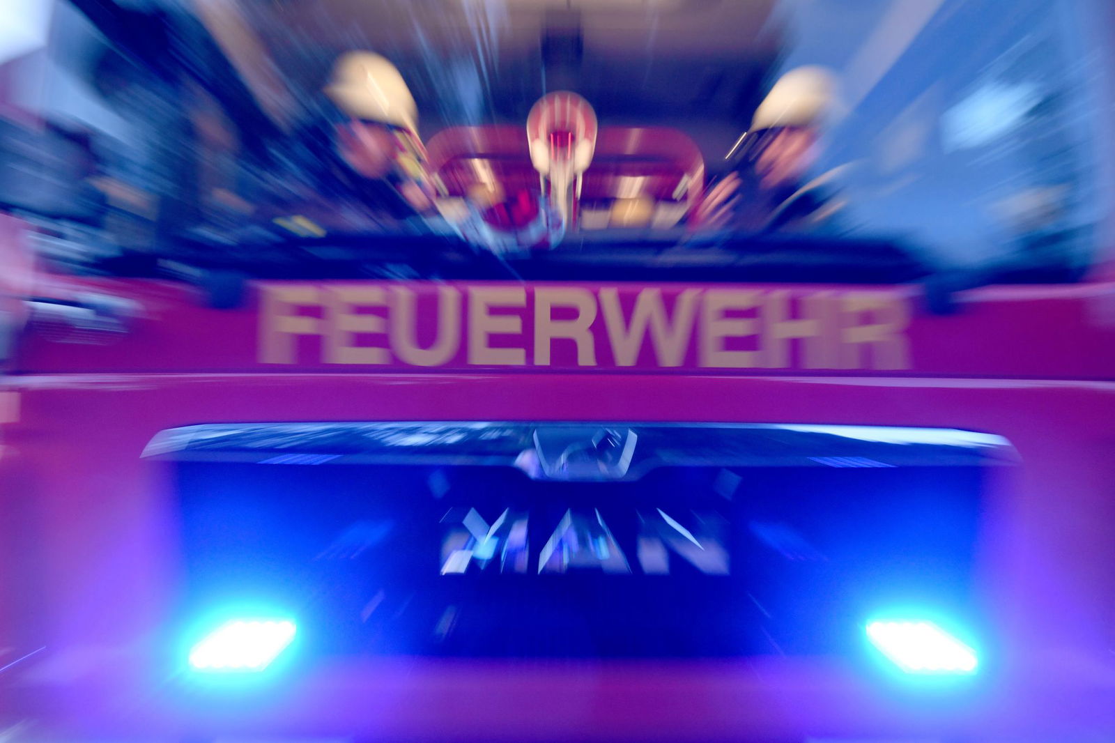 Ein Fußgänger wird in Reutlingen bei einem Feuerwehreinsatz lebensgefährlich verletzt. (Symbolbild)