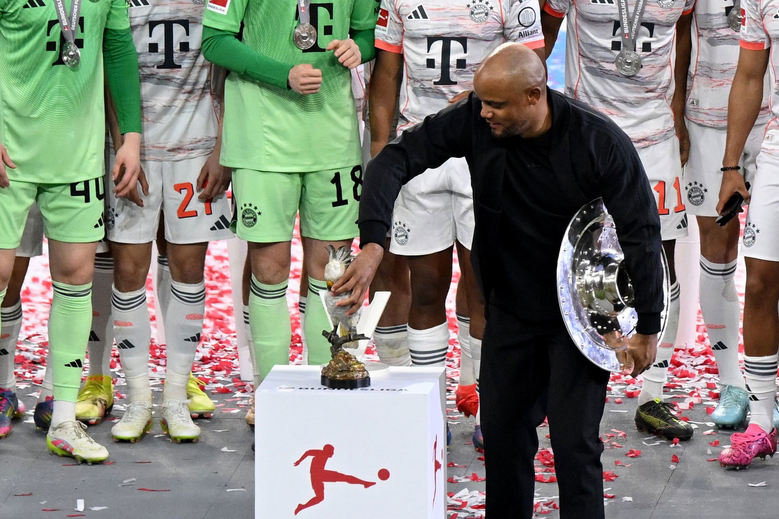 Trainer Vincent Kompany bringt einen Porzellan-Kakadu mit.