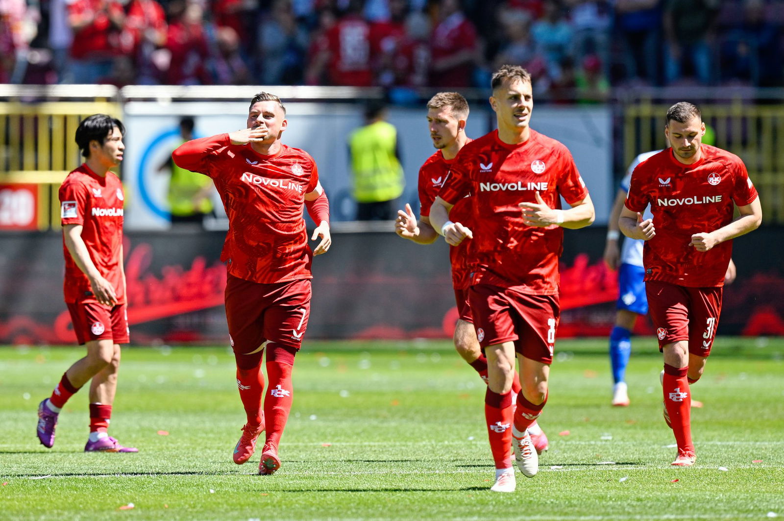 Torschütze Marlon Ritter (2.v.l.) darf mit dem 1. FC Kaiserslautern weiter auf den Relegationsplatz hoffen.