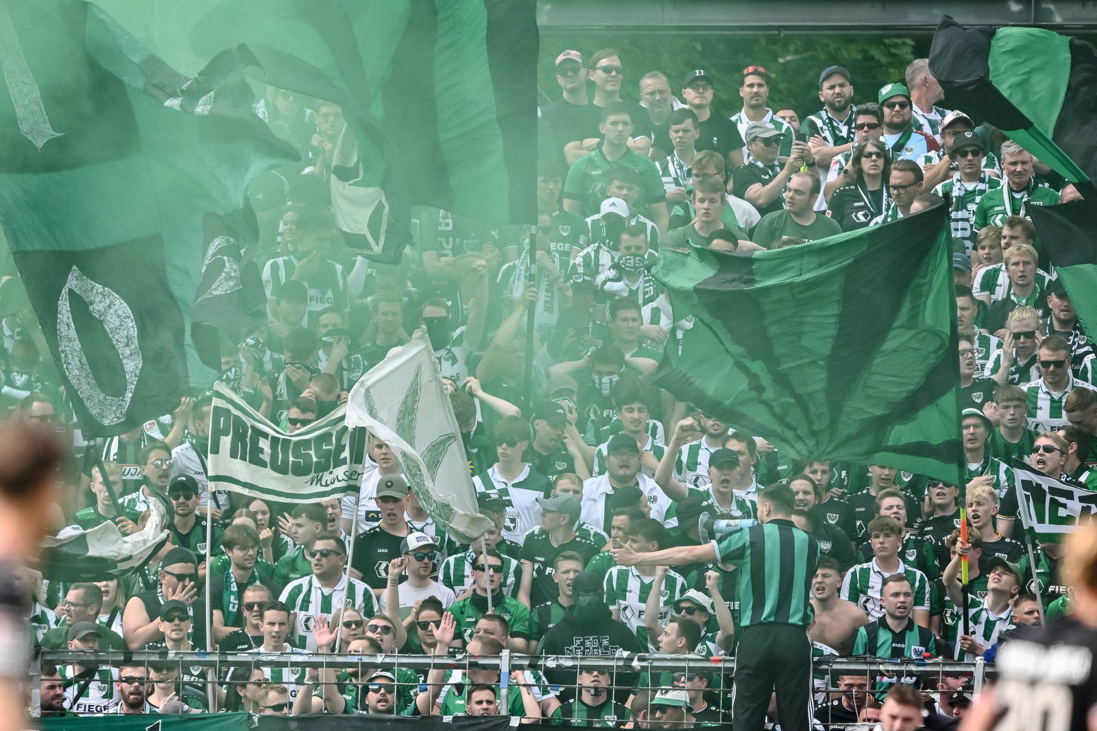 Jubel in Grün: Münster bleibt zweitklassig.