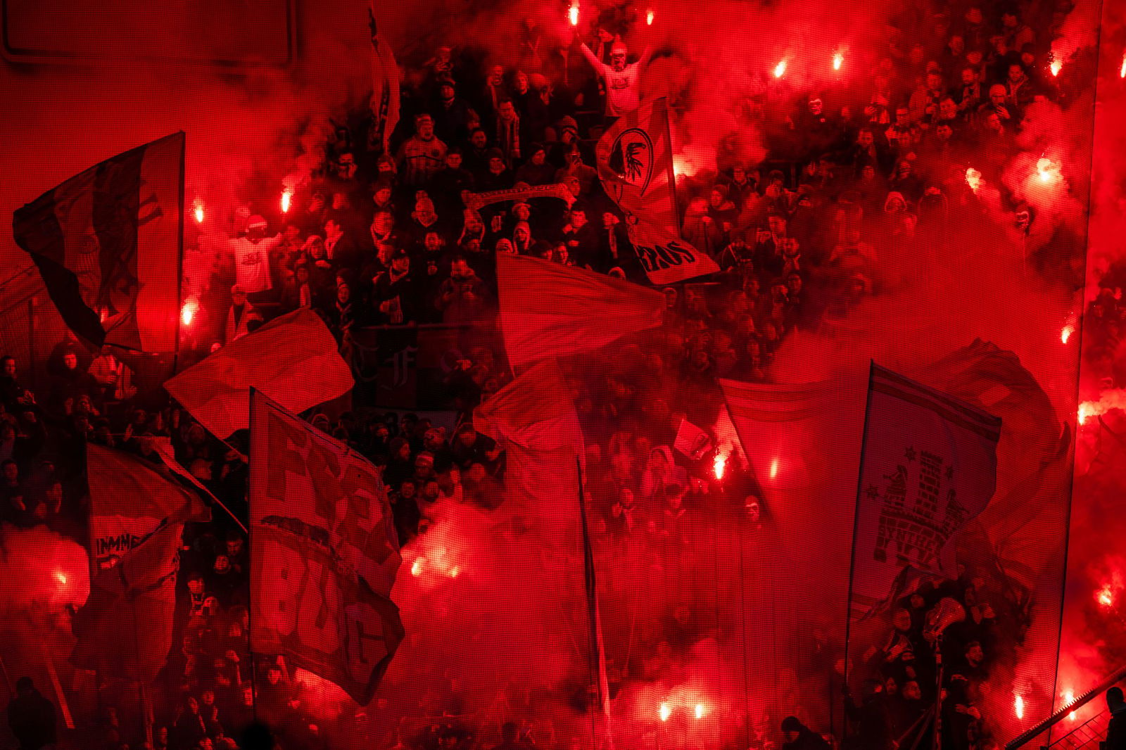 Wegen der Rauchentwicklung hatte das Spiel des SC in Leverkusen unterbrochen werden müssen.