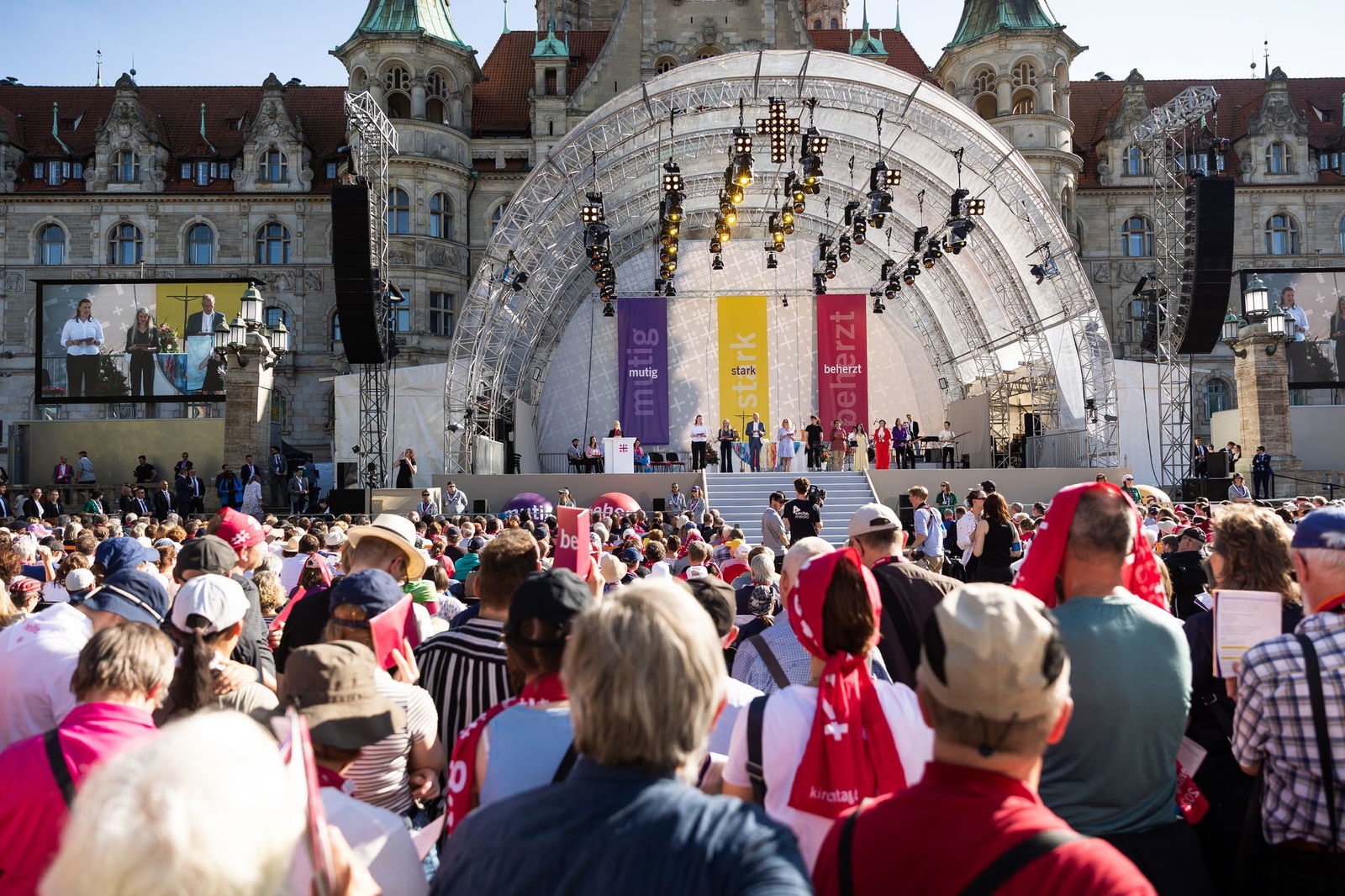 Der Kirchentag wird vor dem Rathaus in Hannover eröffnet.