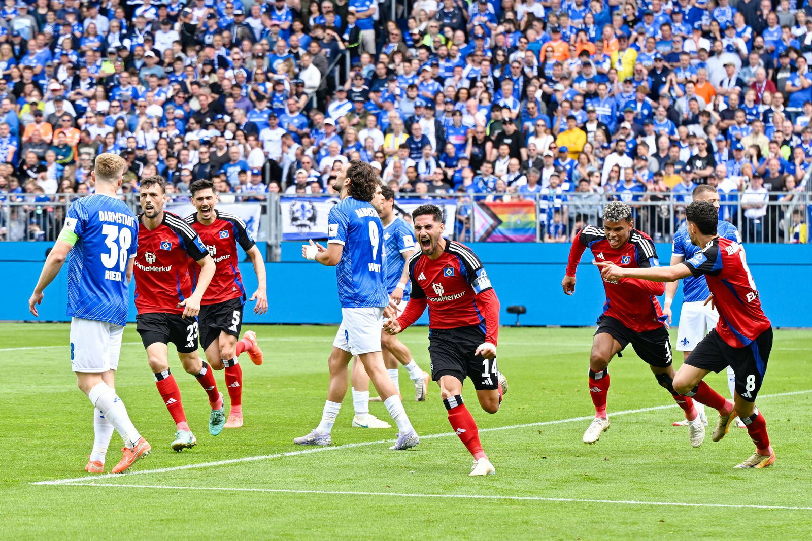 Der HSV jubelt nach dem ersten Tor beim SV Darmstadt. Der Nordclub machte mit dem 4:0-Sieg einen großen Schritt zur Rückkehr in die Bundesliga. 