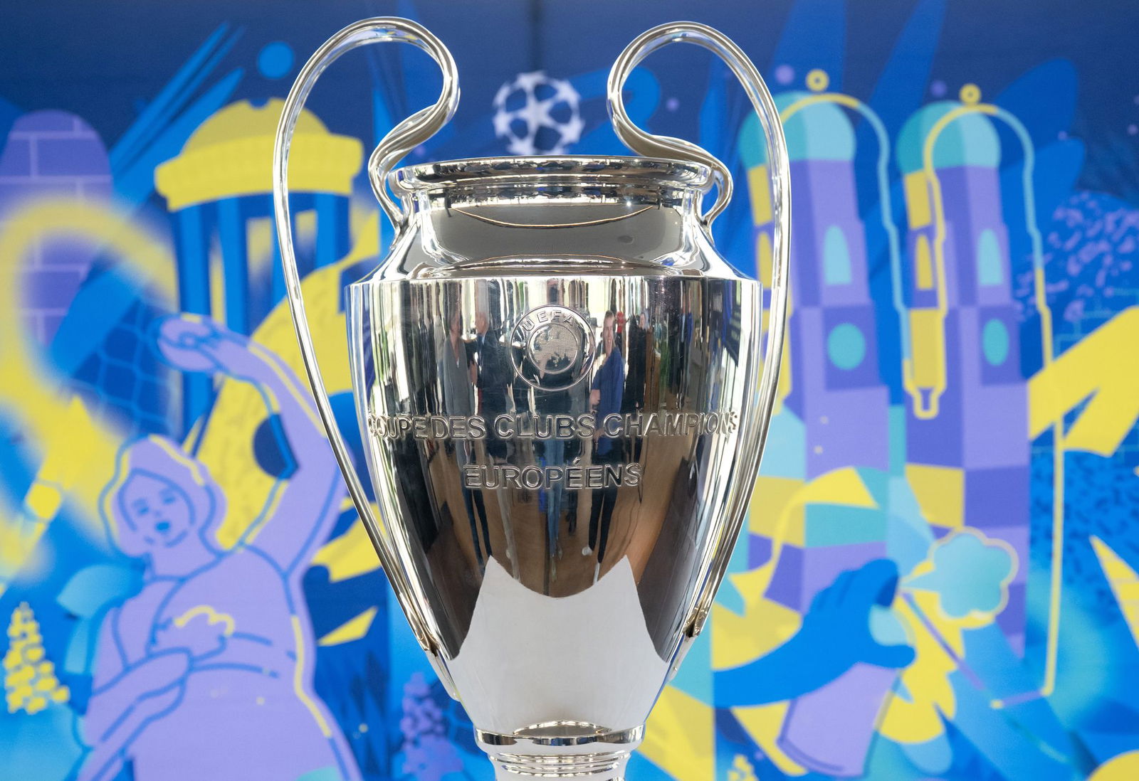 In München wird um den wichtigsten Pokal im Vereinsfußball gespielt.