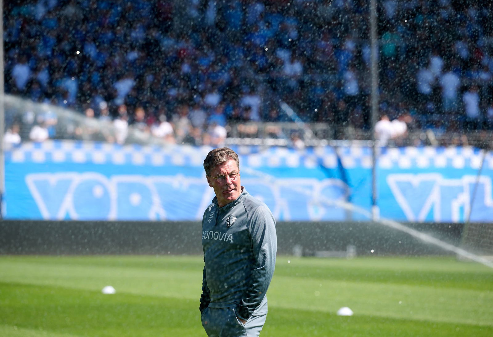 VfL-Trainer Dieter Hecking beim Abschlusstraining in Bochum, zu dem rund 3000 Fans kamen.