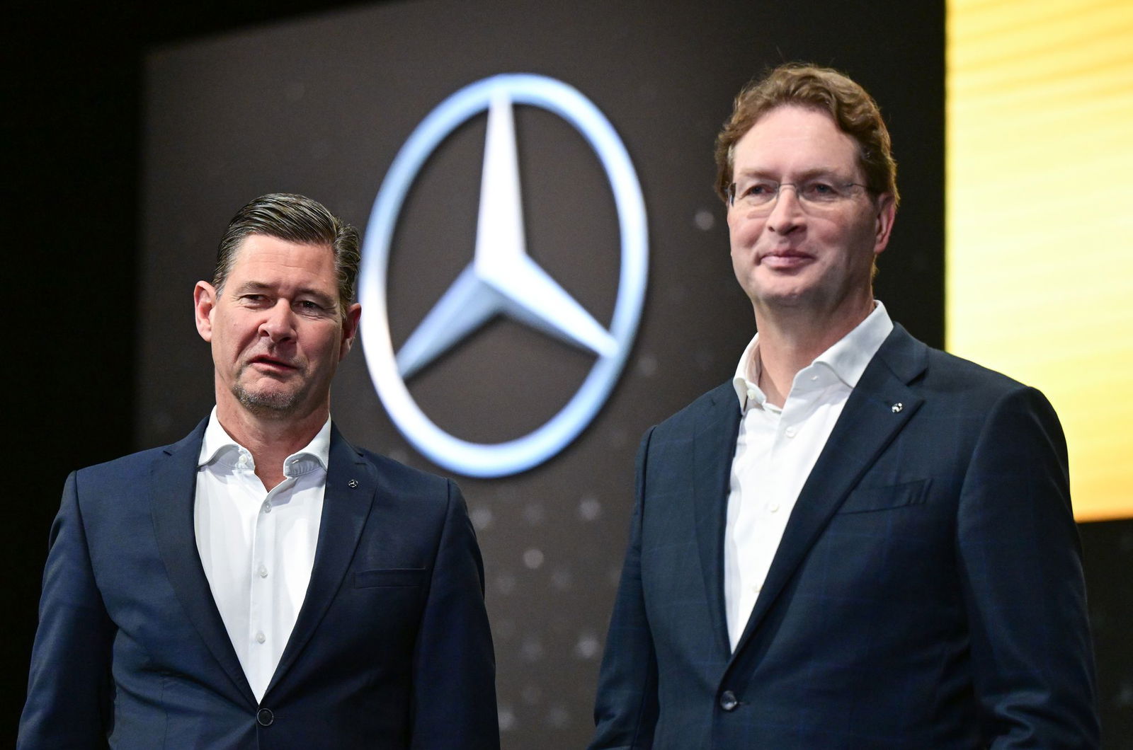 Die Sorgenfalten bei Mercedes-Chef Ola Källenius (rechts) und Finanzvorstand Harald Wilhelm dürften in den kommenden Monaten noch größer werden. (Archivbild) 