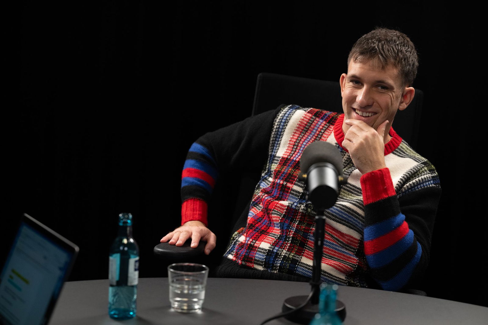 Ursprünglich wollte Betterov Musik studieren. 