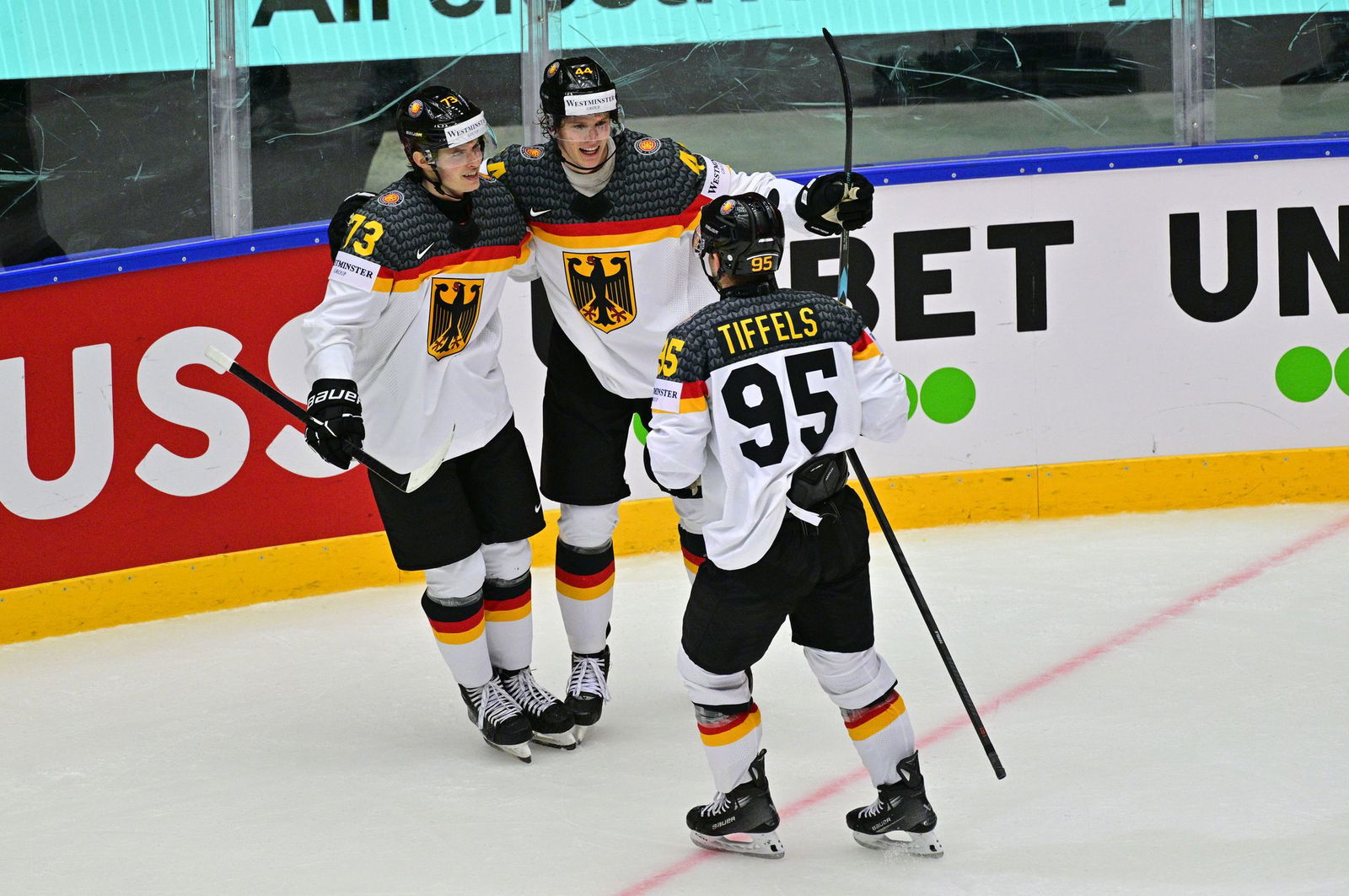 Die deutschen Nationalmannschaft muss bei der WM vorerst auf Lukas Reichel (l) verzichten.