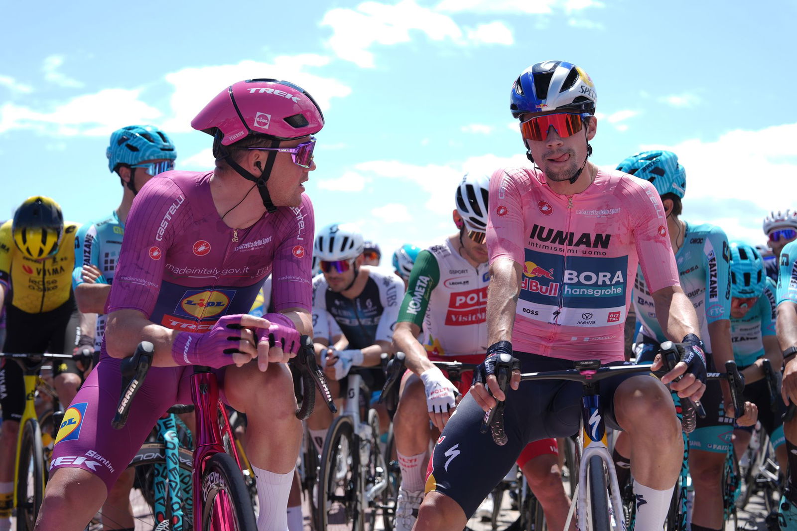 Der Slowene Primoz Roglic (r) verliert das Rosa Trikot des Gesamtführenden.